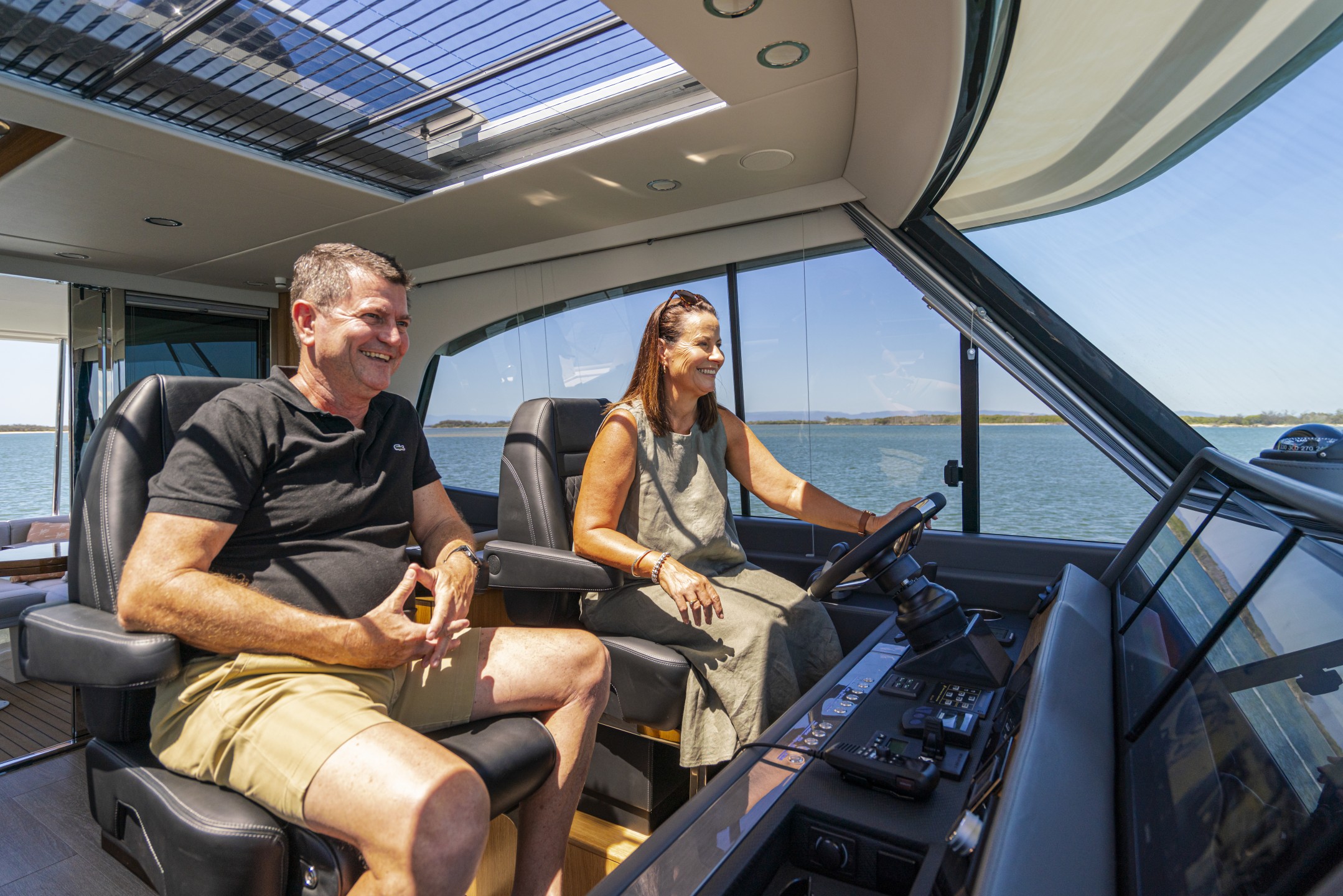 Riviera 58 SMY – Riviera 58 Sports Motor Yacht Driving 03
