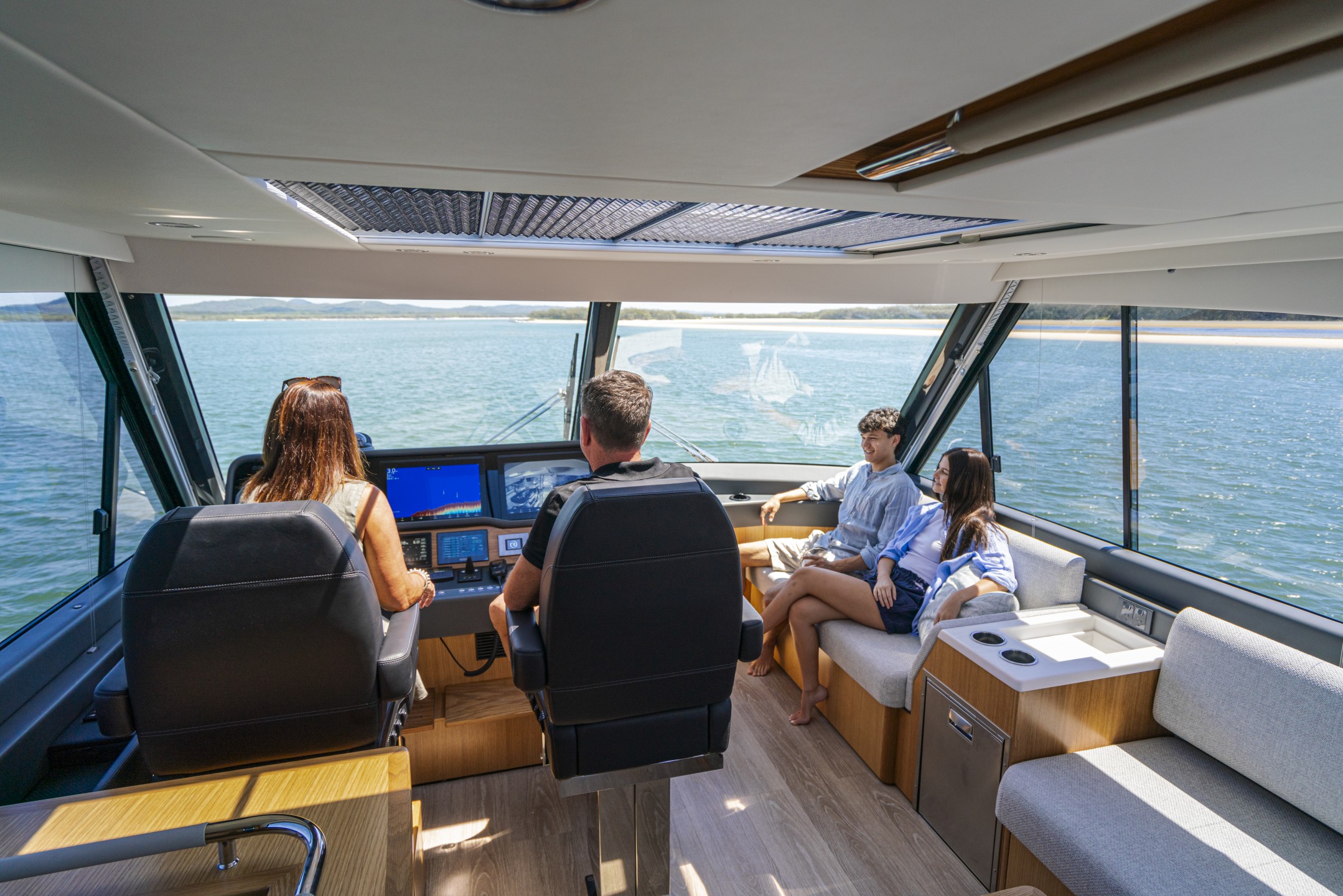 Riviera 58 SMY – Riviera 58 Sports Motor Yacht Driving 04