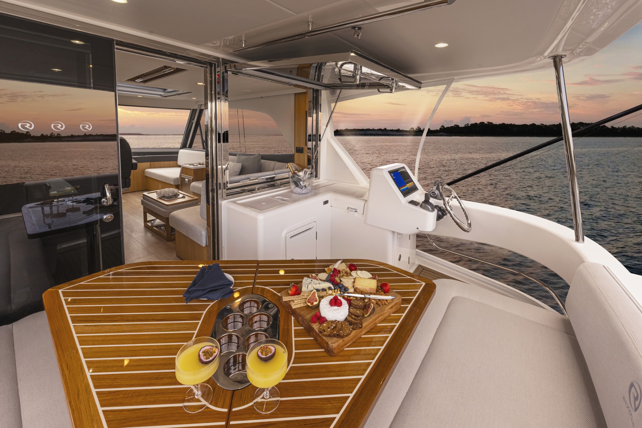 Riviera 58 SMY – Riviera 58 Sports Motor Yacht Flybridge Deck 04