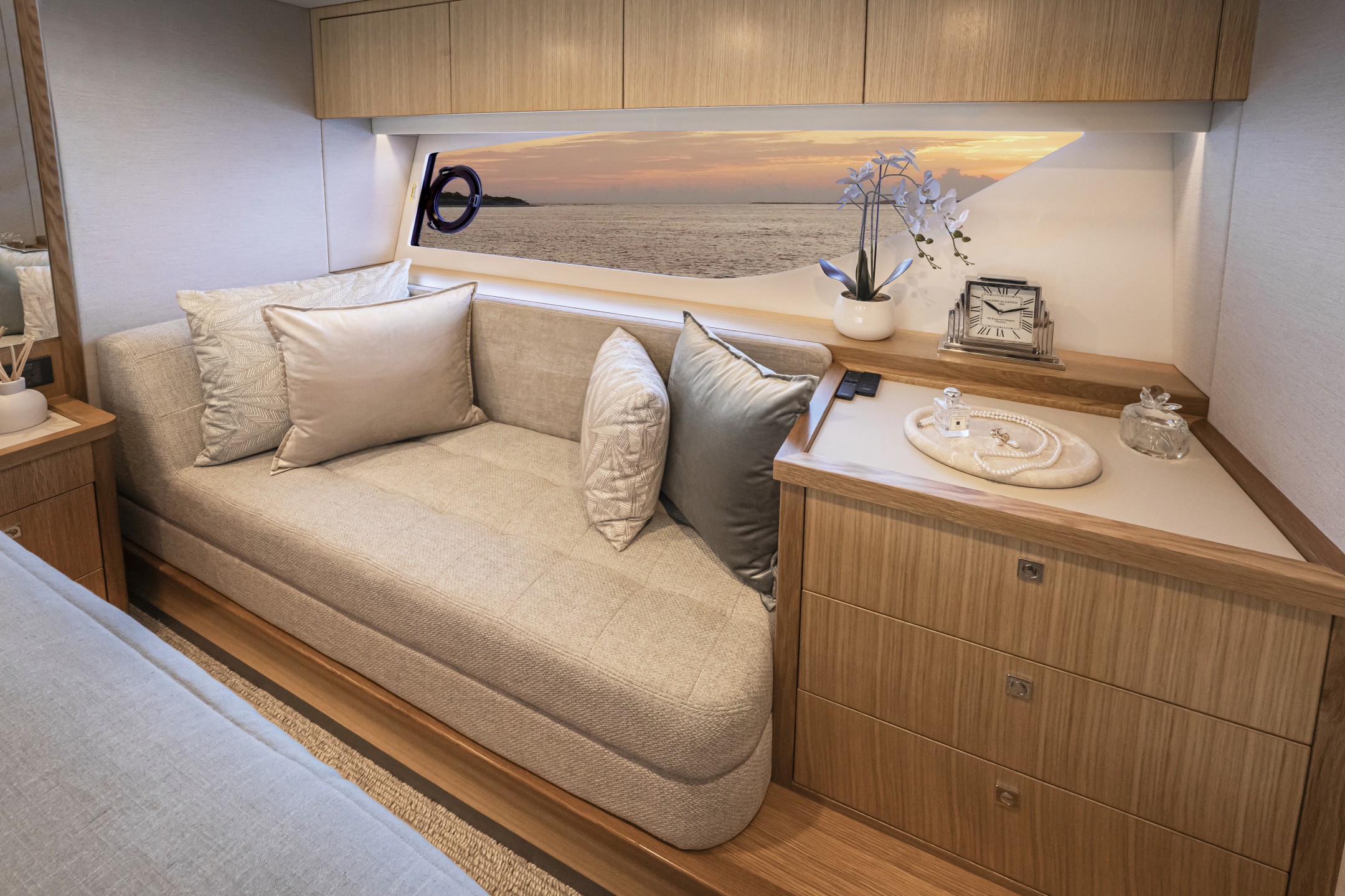 Riviera 58 SMY – Riviera 58 Sports Motor Yacht Master Stateroom Lounge