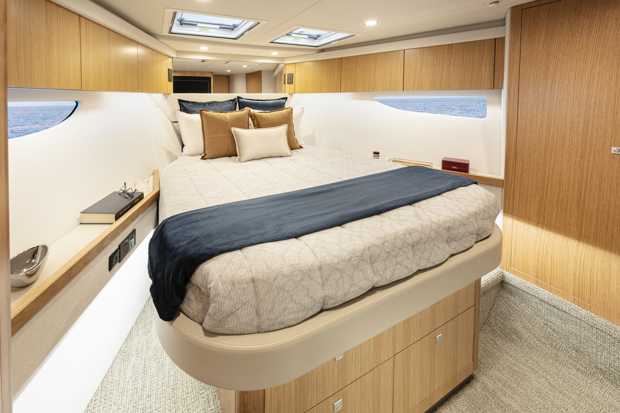 Riviera 58 SMY – Riviera 58 Sports Motor Yacht VIP Stateroom 02