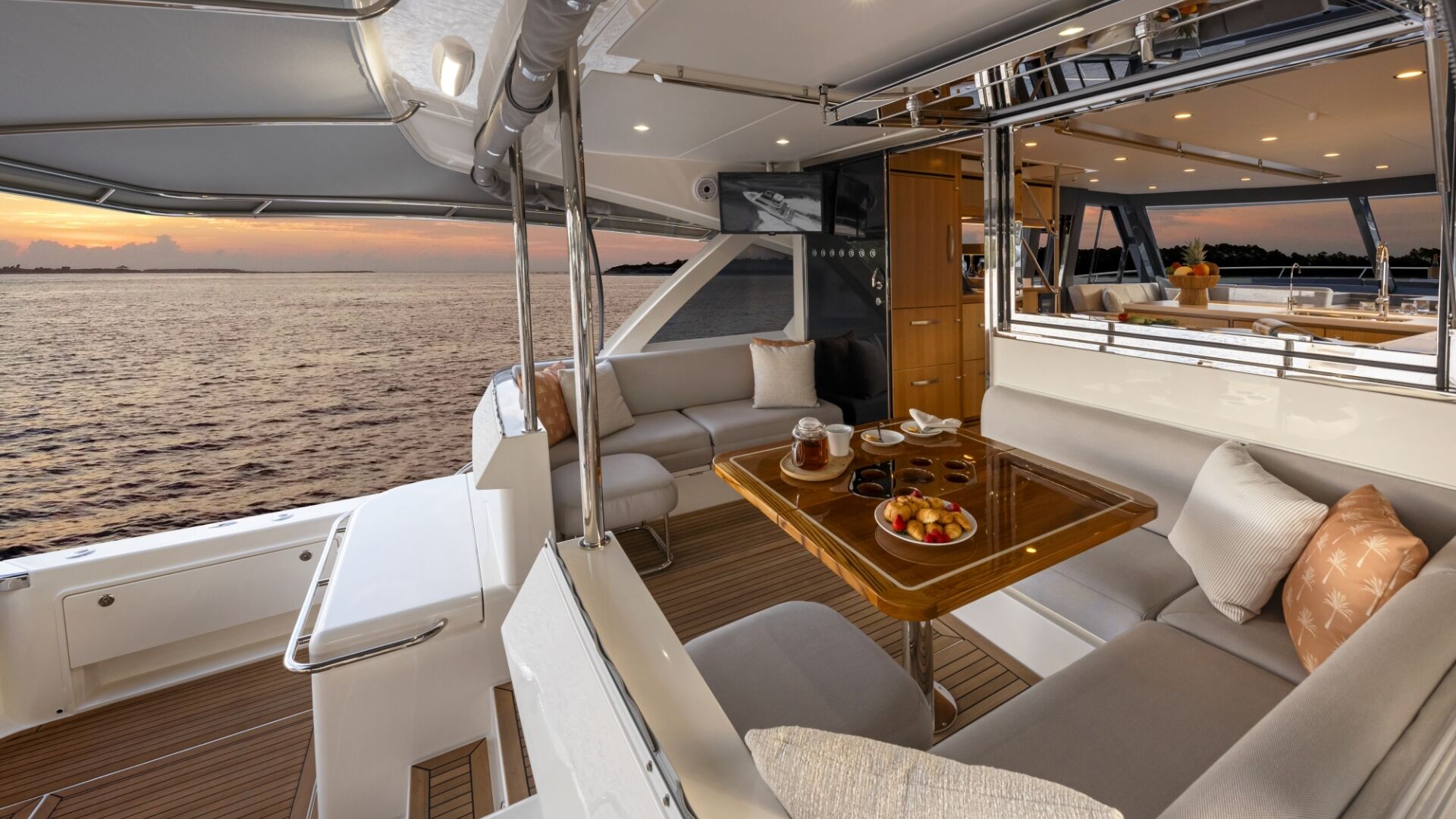 Riviera 58 SMY – Riviera 58 Sports Motor Yacht Alfresco 01