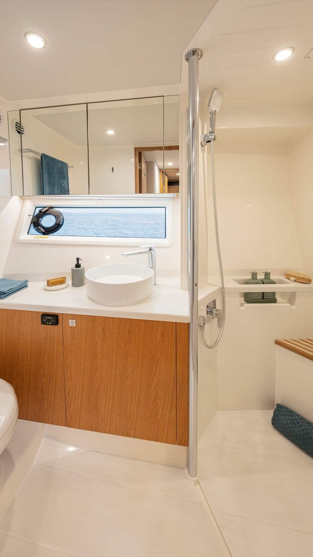 Riviera 58 SMY – Riviera 58 Sports Motor Yacht Day Head 01