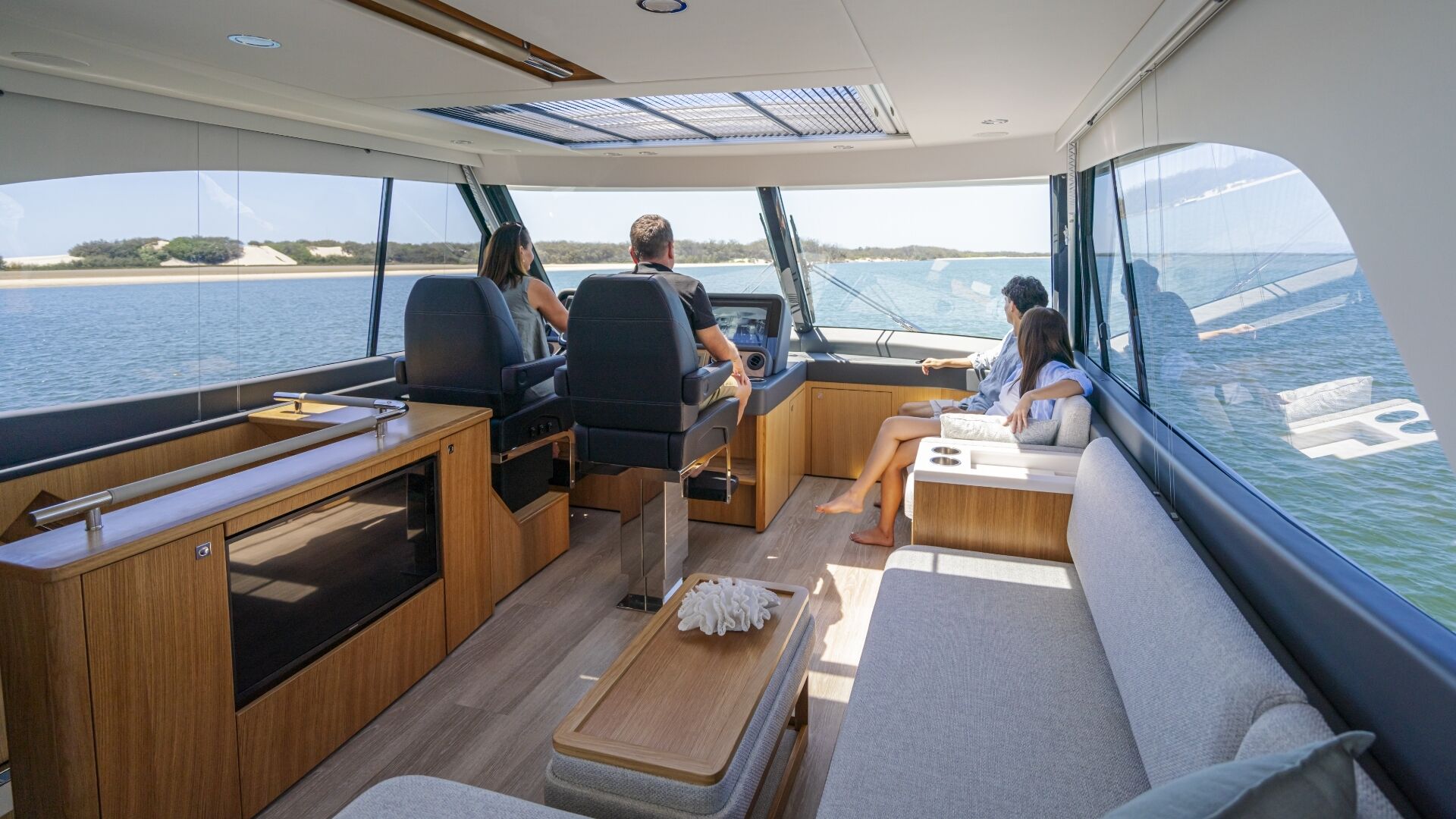 Riviera 58 SMY – Riviera 58 Sports Motor Yacht Driving 05
