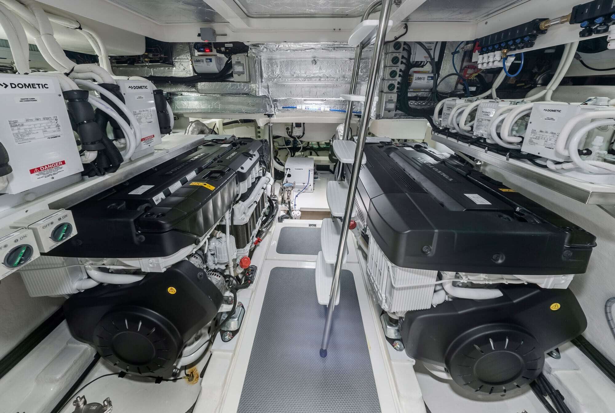 Riviera 58 SMY – Riviera 58 Sports Motor Yacht Engineroom 01
