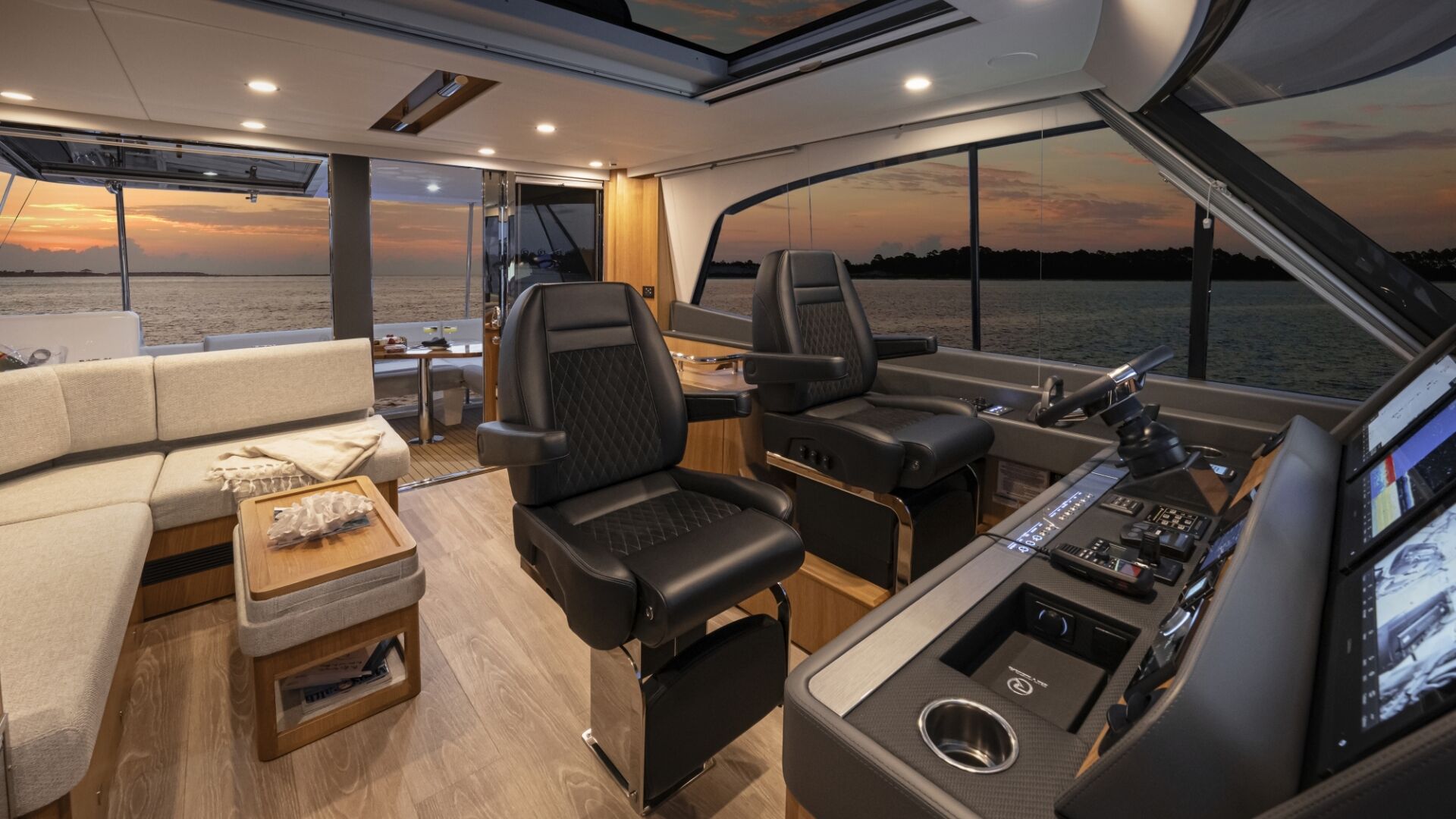 Riviera 58 SMY – Riviera 58 Sports Motor Yacht Flybridge 01