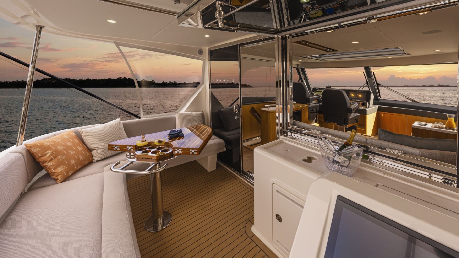 Riviera 58 SMY – Riviera 58 Sports Motor Yacht Flybridge Aft Deck 01
