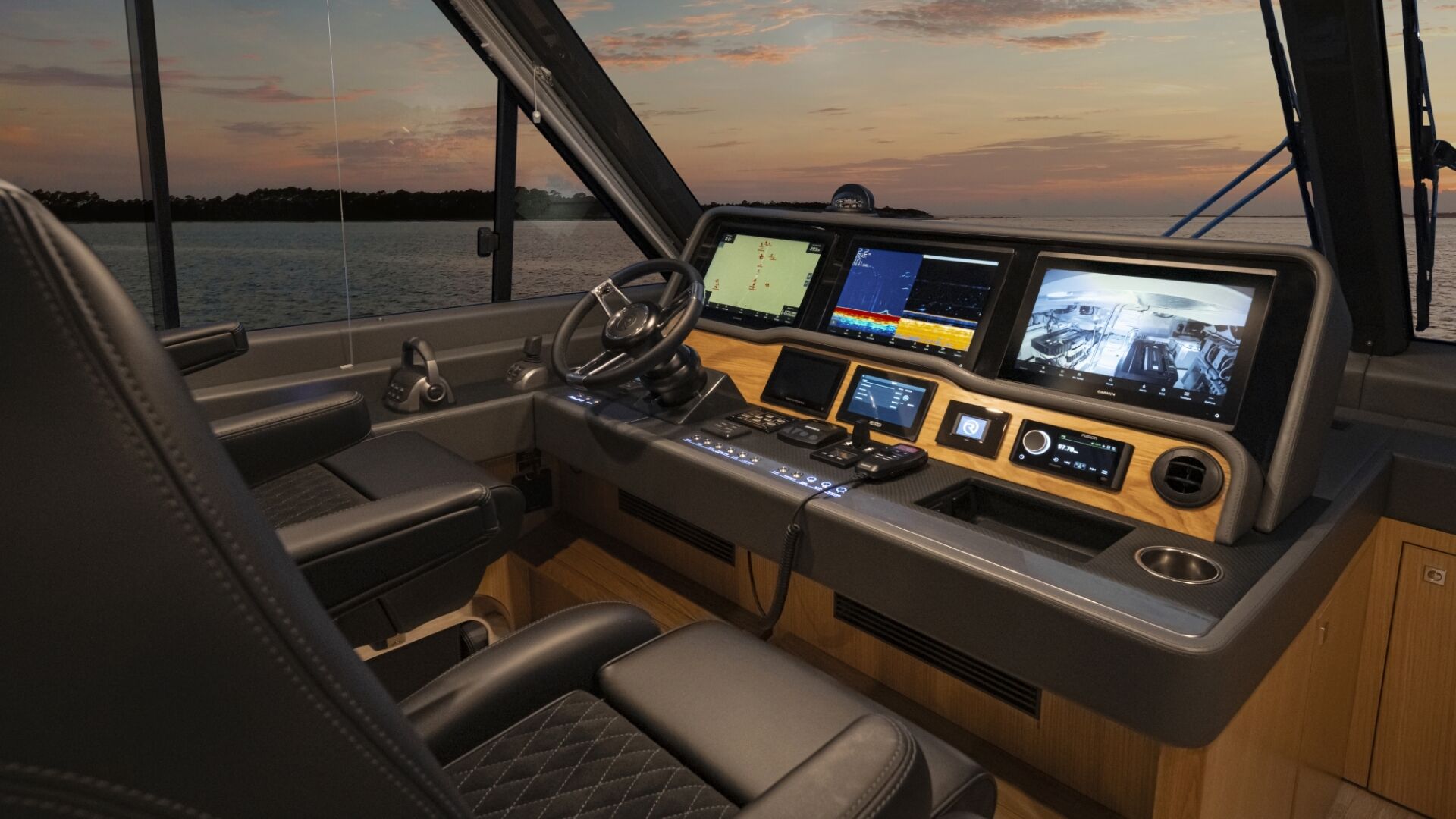 Riviera 58 SMY – Riviera 58 Sports Motor Yacht Helm 01