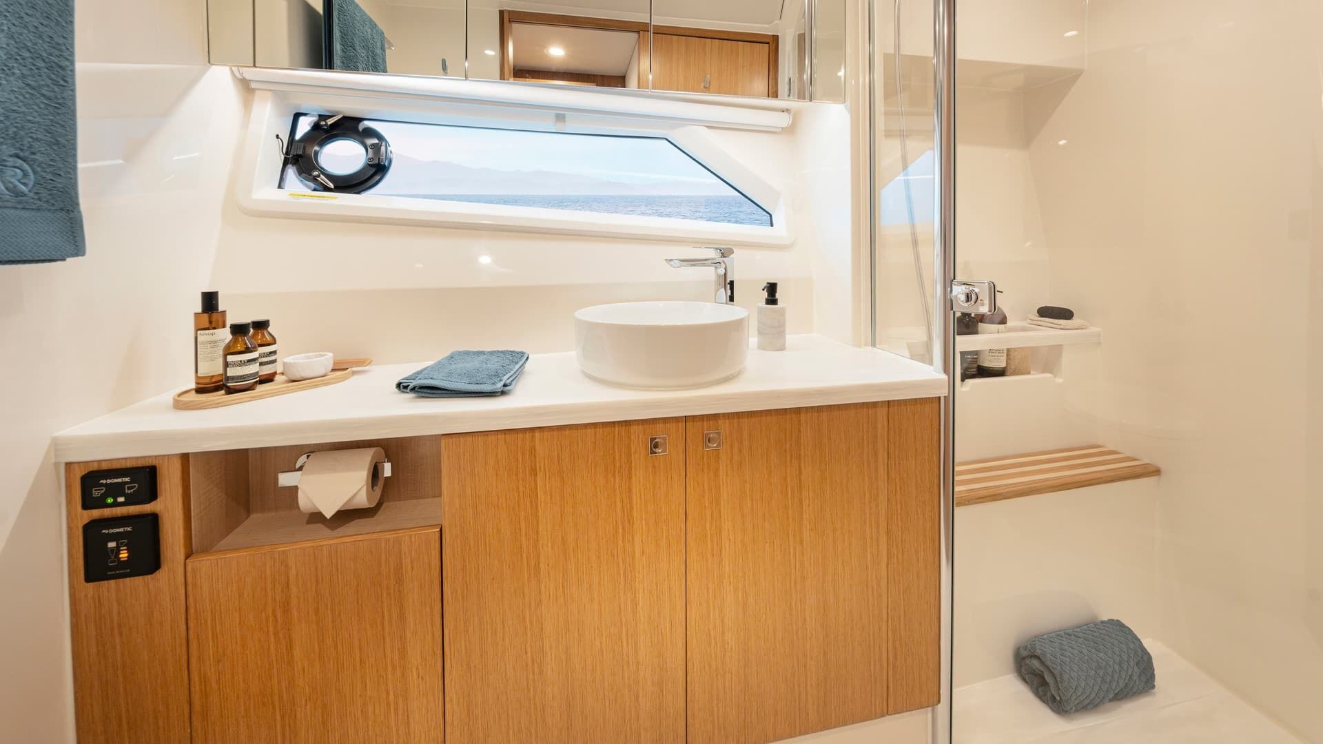 Riviera 58 SMY – Riviera 58 Sports Motor Yacht Master Ensuite 01