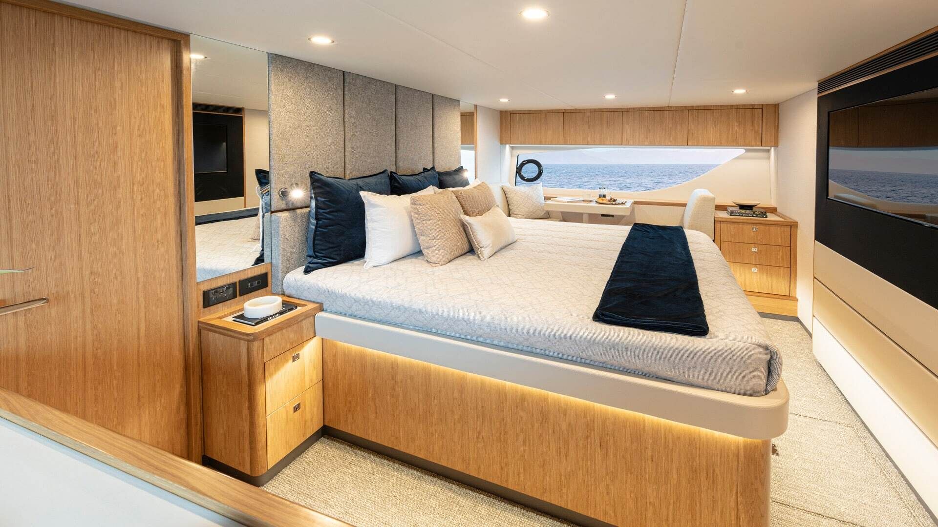 Riviera 58 SMY – Riviera 58 Sports Motor Yacht Master Stateroom 02