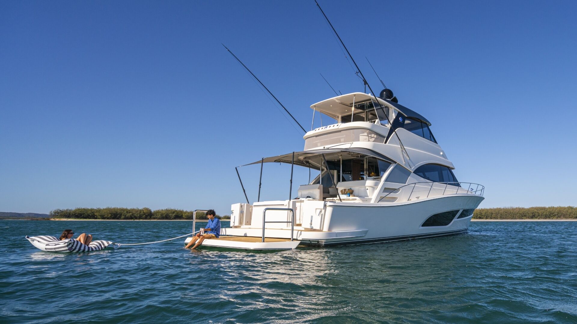 Riviera 58 SMY – Riviera 58 Sports Motor Yacht Platform 02