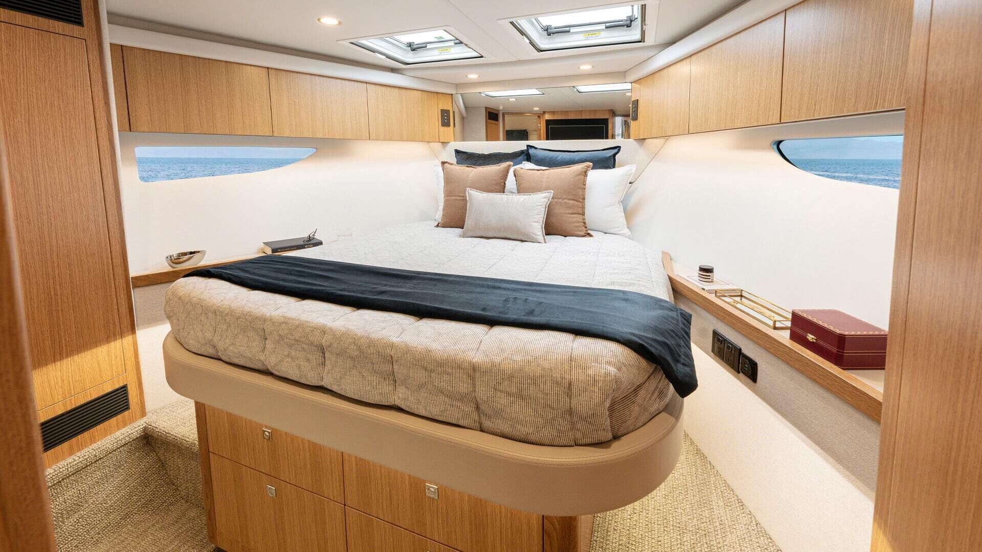 Riviera 58 SMY – Riviera 58 Sports Motor Yacht VIP Stateroom 01