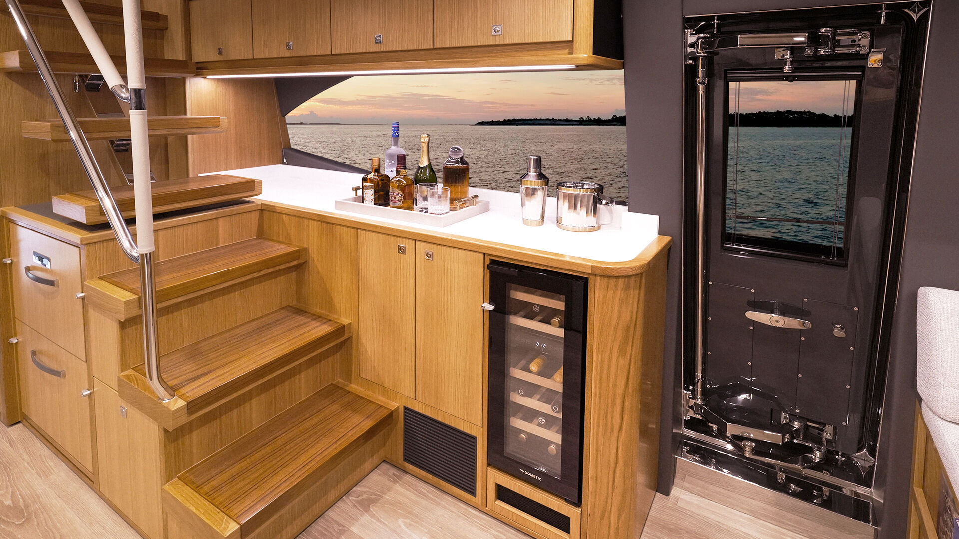 Riviera 58 SMY – Riviera 58 Sports Motor Yacht Wetbar 01