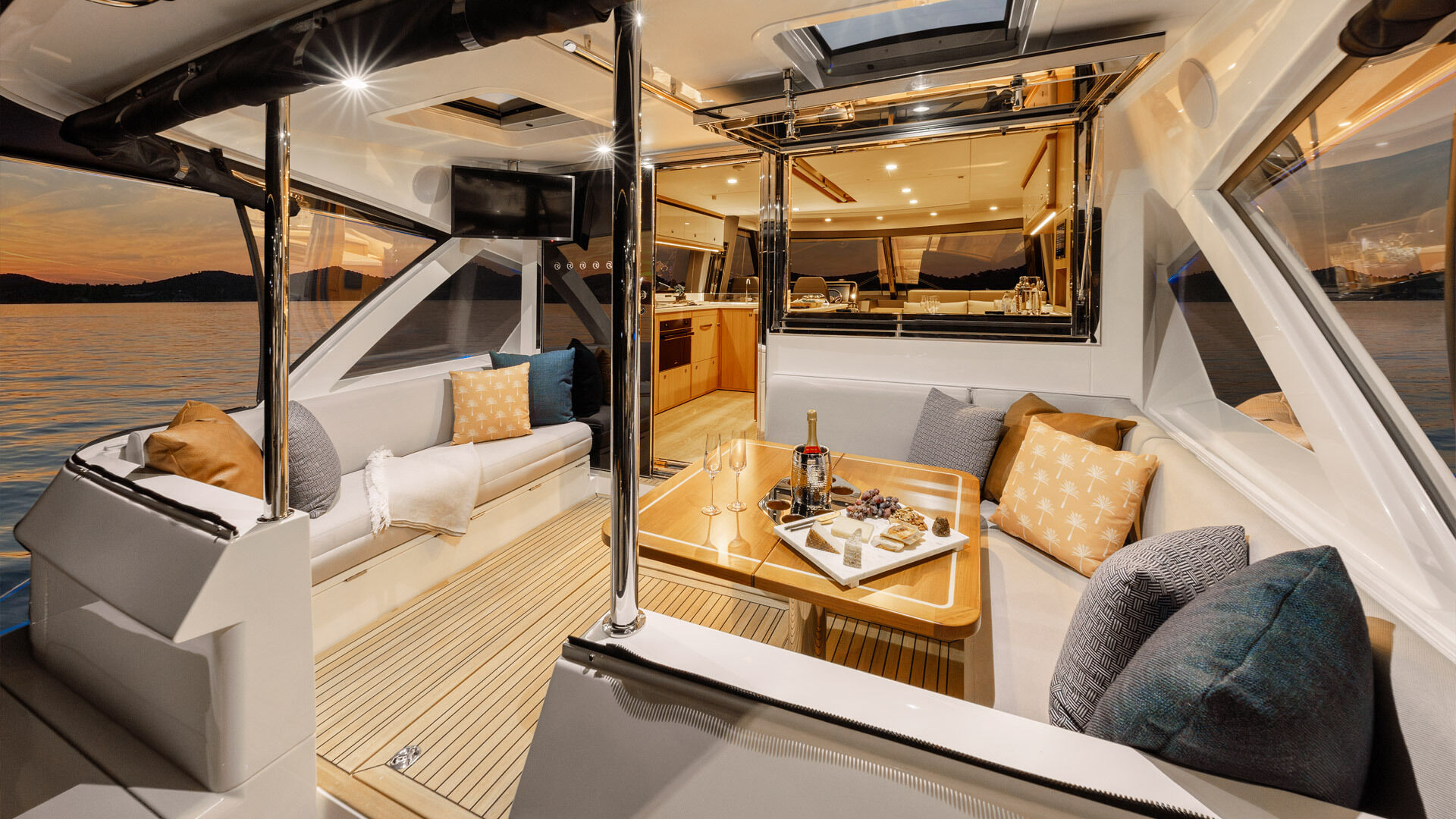 Riviera 585 SUV profile