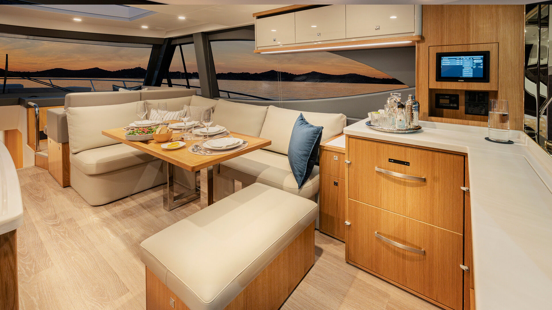Riviera 585 SUV – Riviera 585 SUV Dining Table 01
