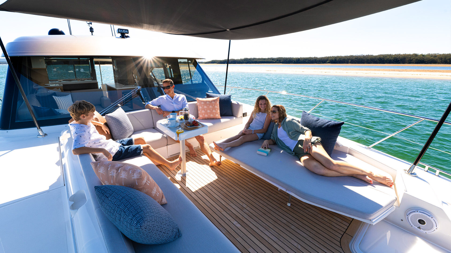 Riviera 585 SUV – Riviera 585 SUV Foredeck Lifestyle 04