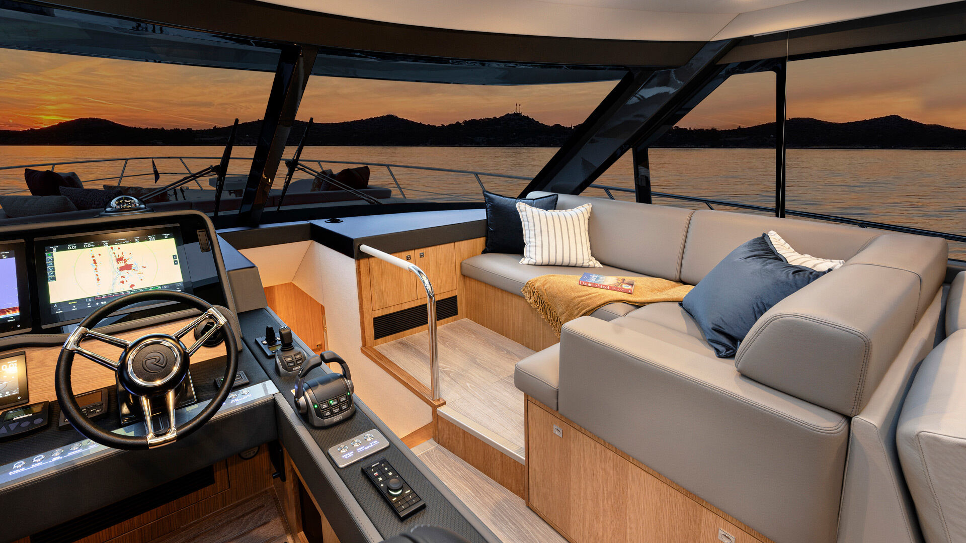 Riviera 585 SUV – Riviera 585 SUV Forward Lounge 01