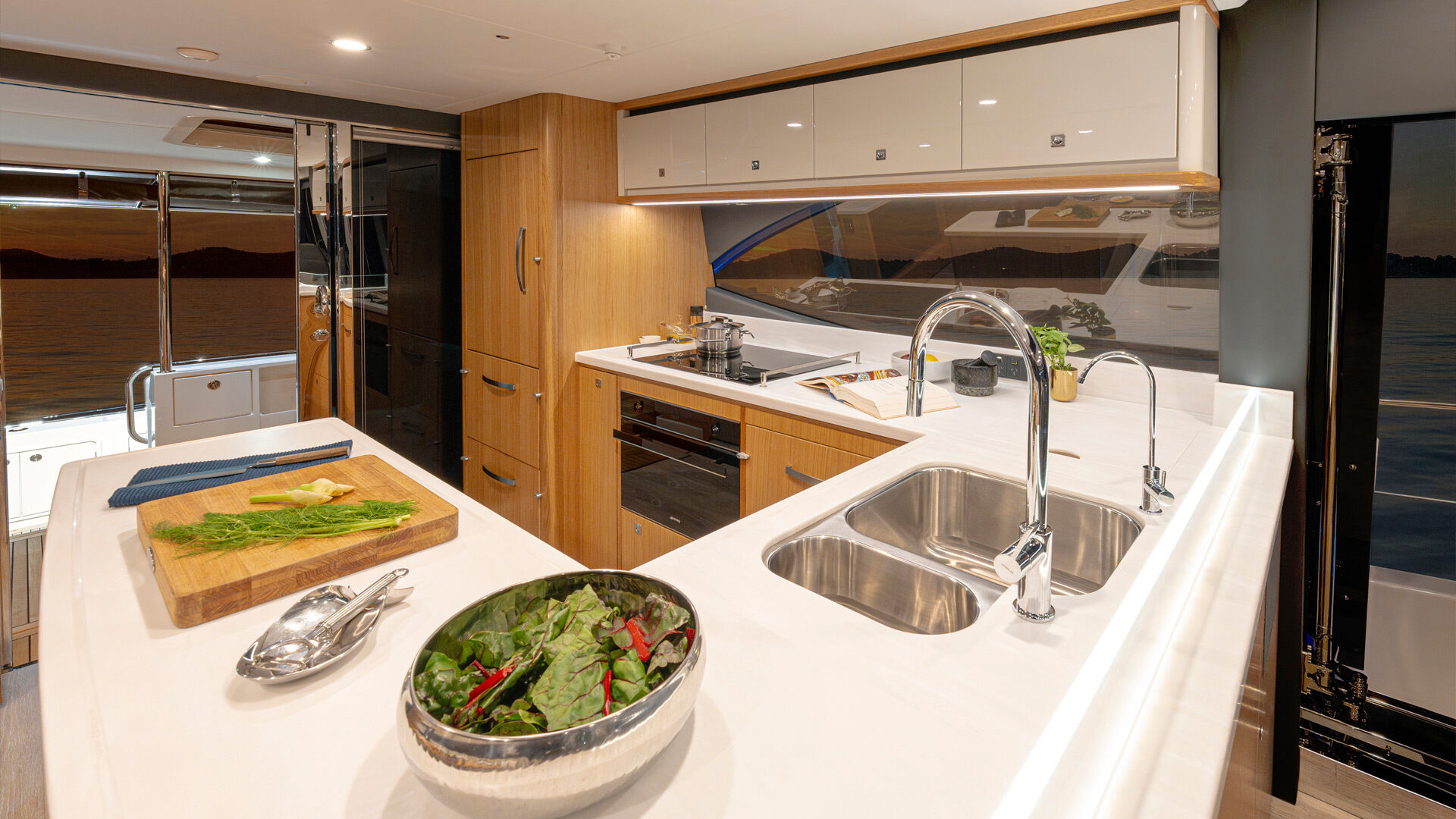 Riviera 585 SUV – Riviera 585 SUV Galley 02