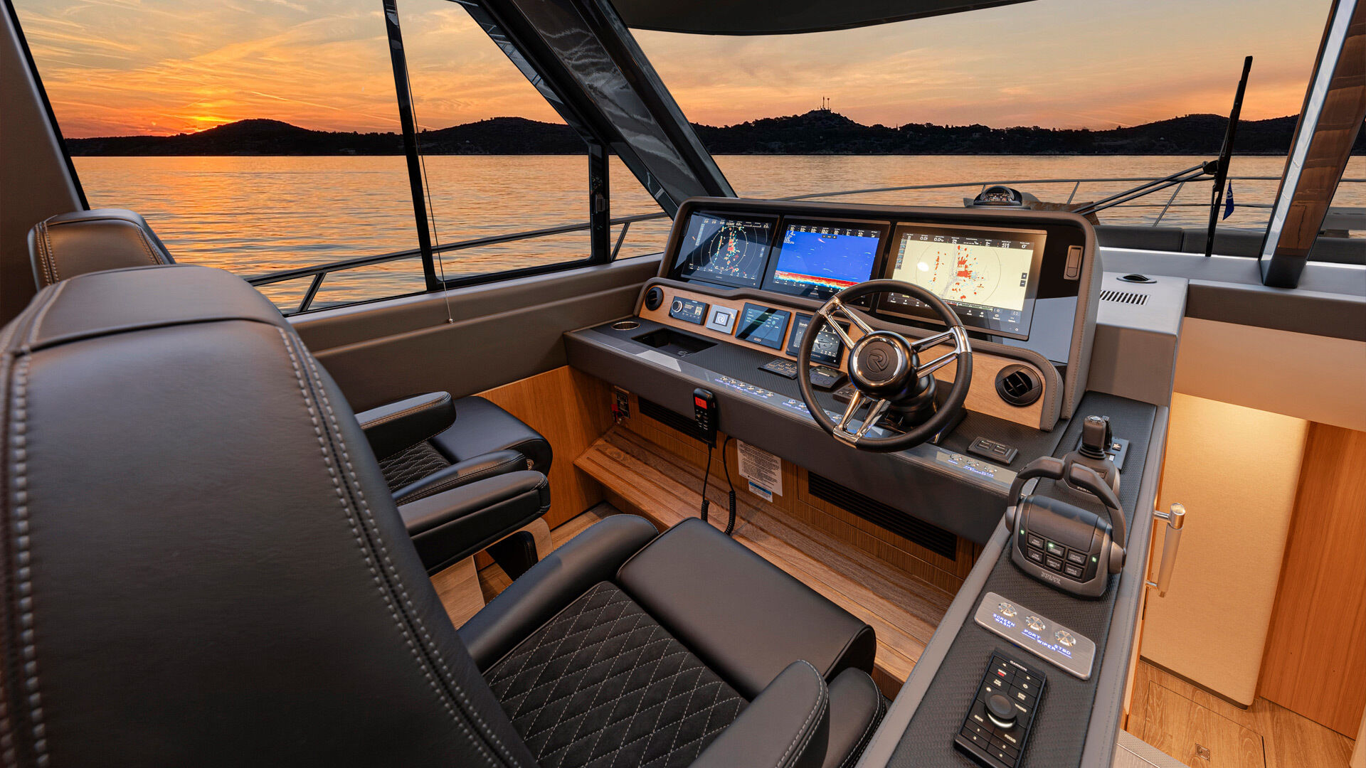 Riviera 585 SUV – Riviera 585 SUV Helm 01