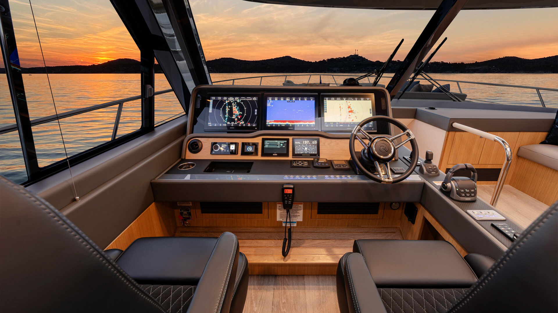 Riviera 585 SUV – Riviera 585 SUV Helm 02
