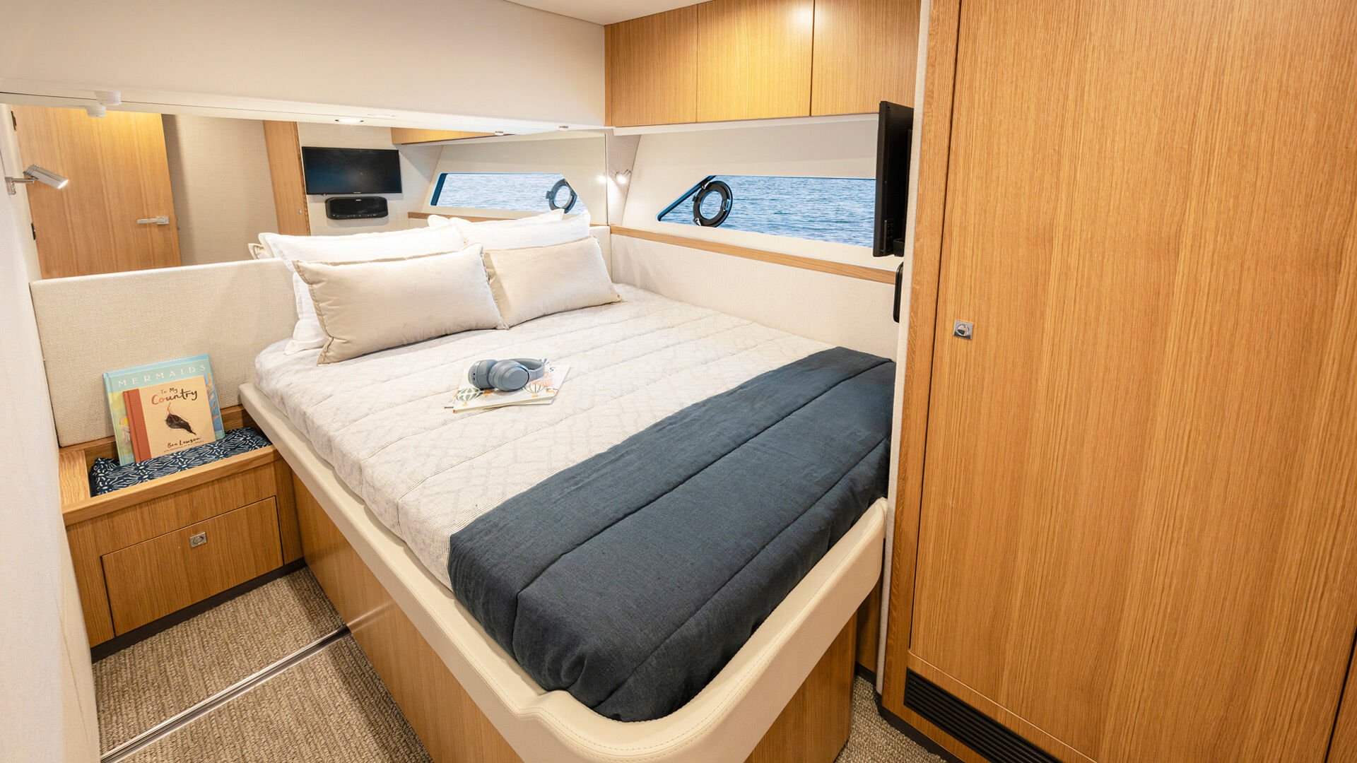 Riviera 585 SUV – Riviera 585 SUV Port Stateroom Double 01