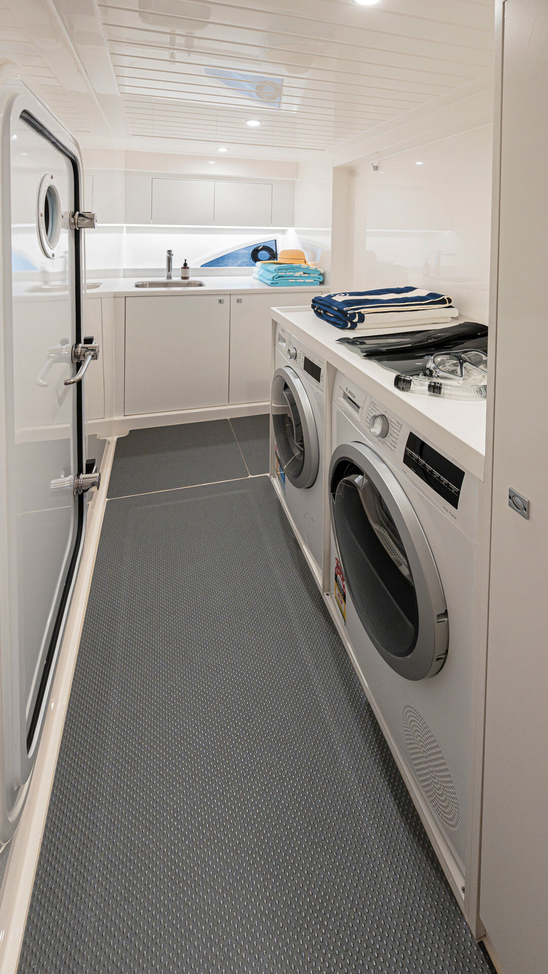 Riviera 585 SUV – Riviera 585 SUV Utility Room 01
