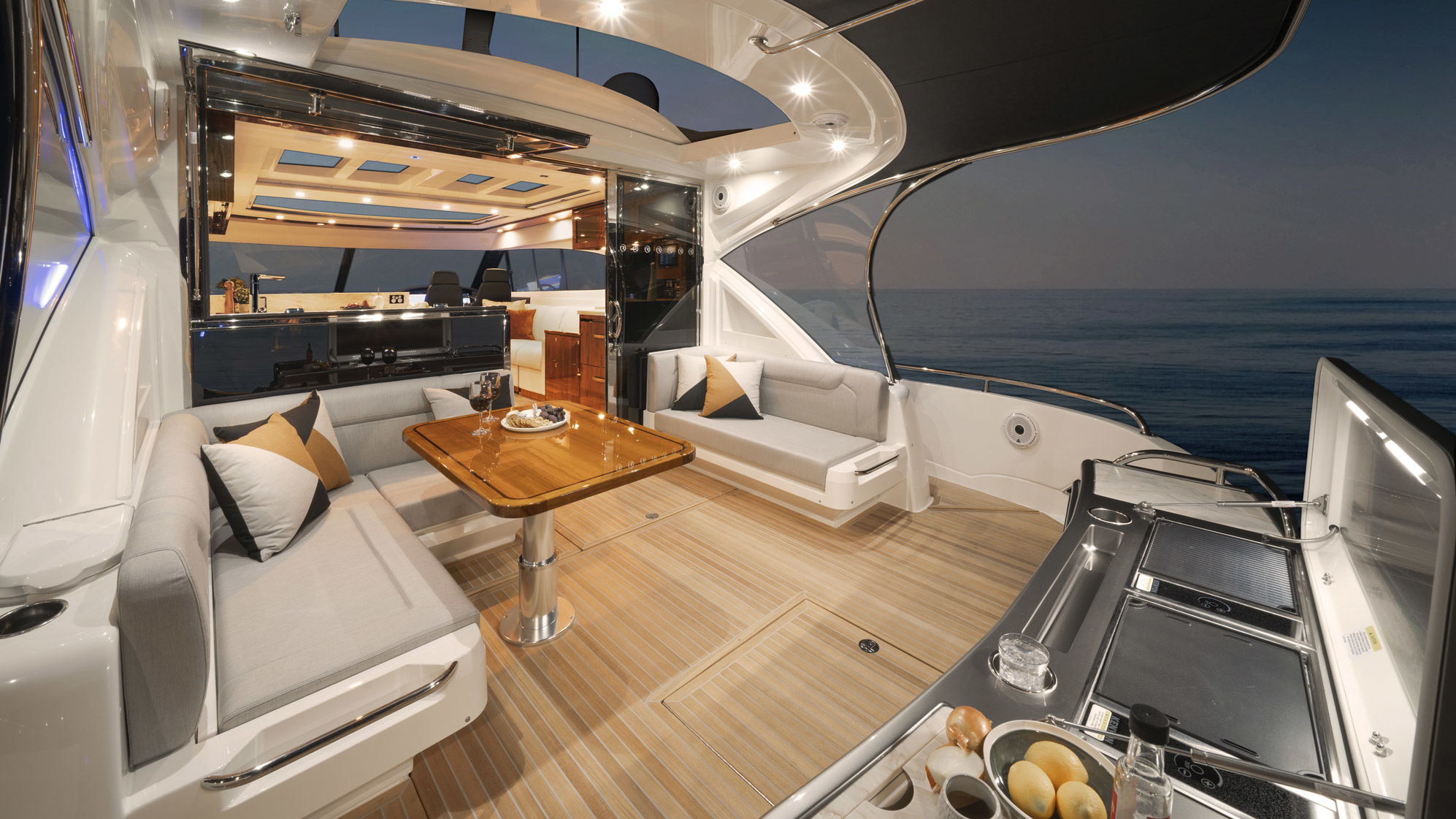 Riviera 6000 SY – Riviera 6000 Sport Yacht Platinum Edition Cockpit 01