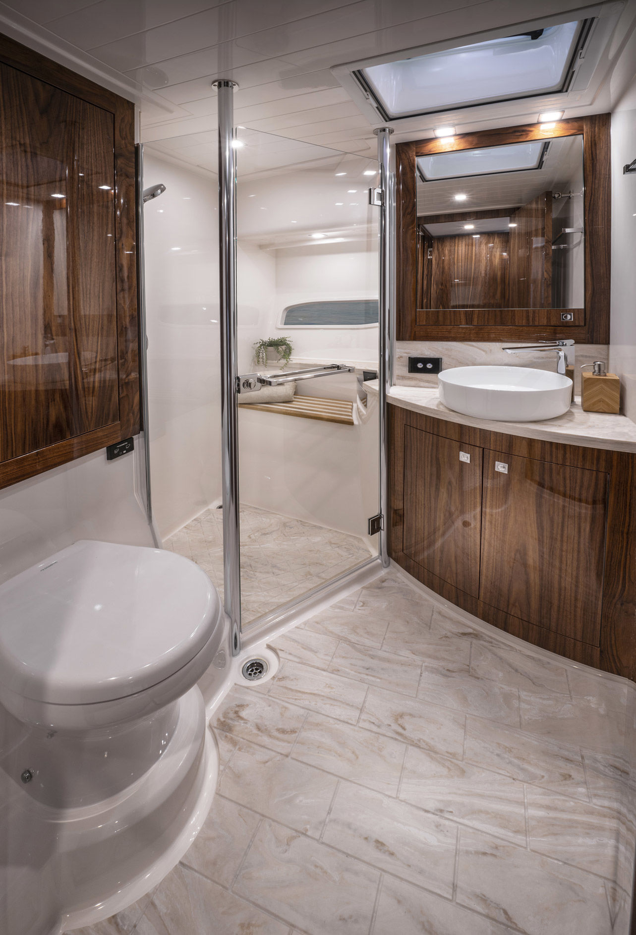 Riviera 6000 SY – Riviera 6000 Sport Yacht Platinum Edition Forward VIP Ensuite 01