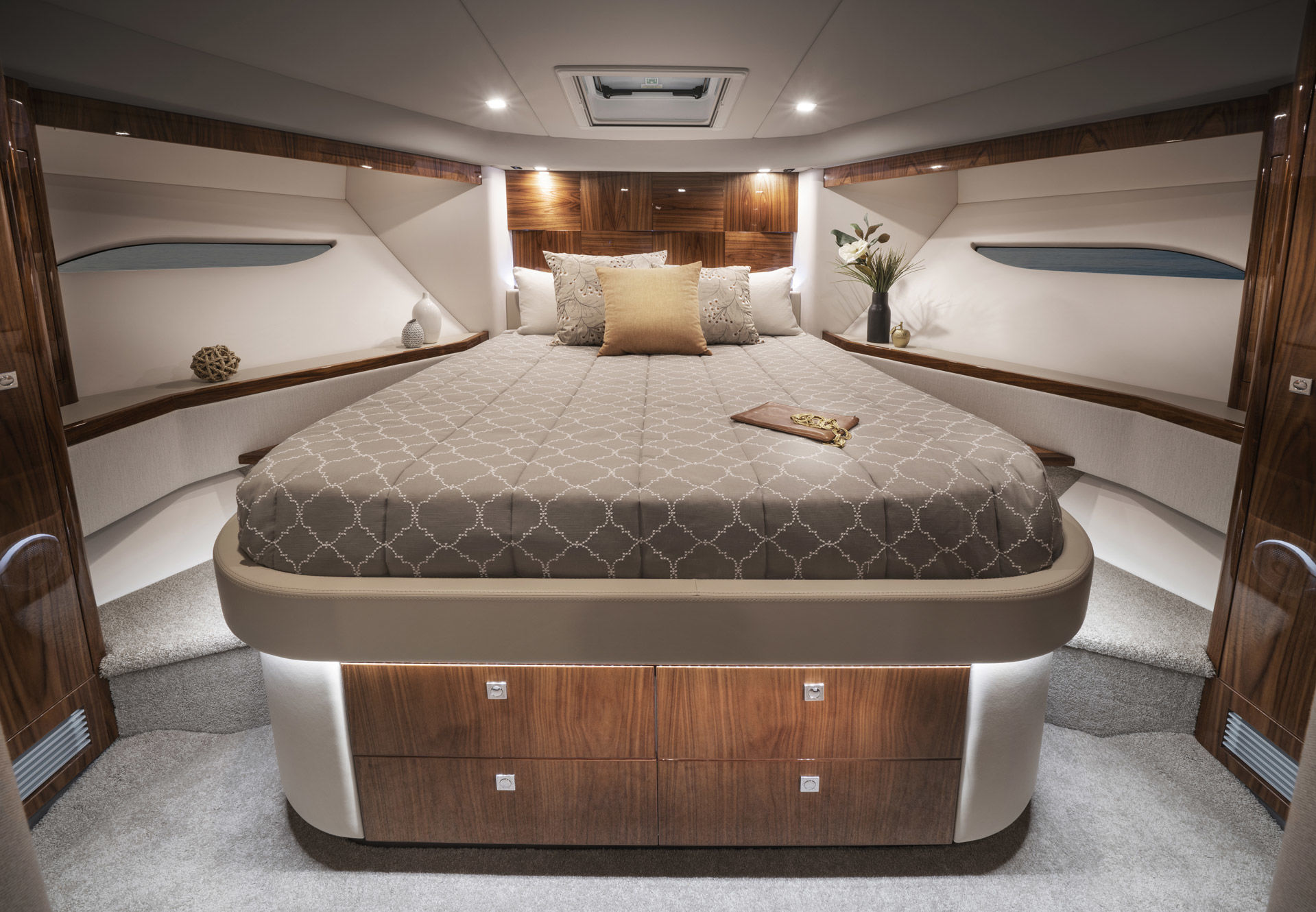 Riviera 6000 SY – Riviera 6000 Sport Yacht Platinum Edition Forward VIP Stateroom 01