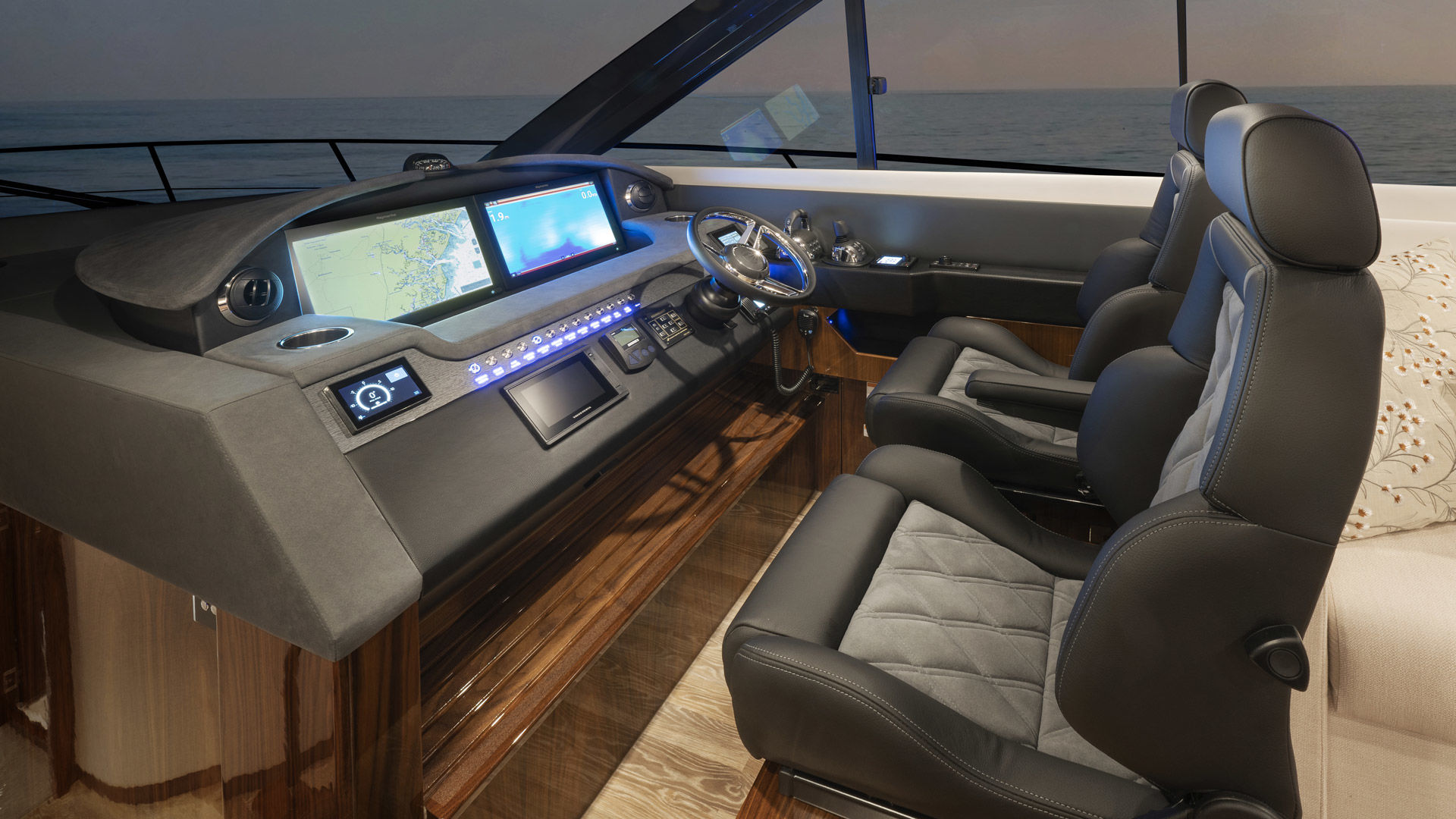 Riviera 6000 SY – Riviera 6000 Sport Yacht Platinum Edition Helm 01