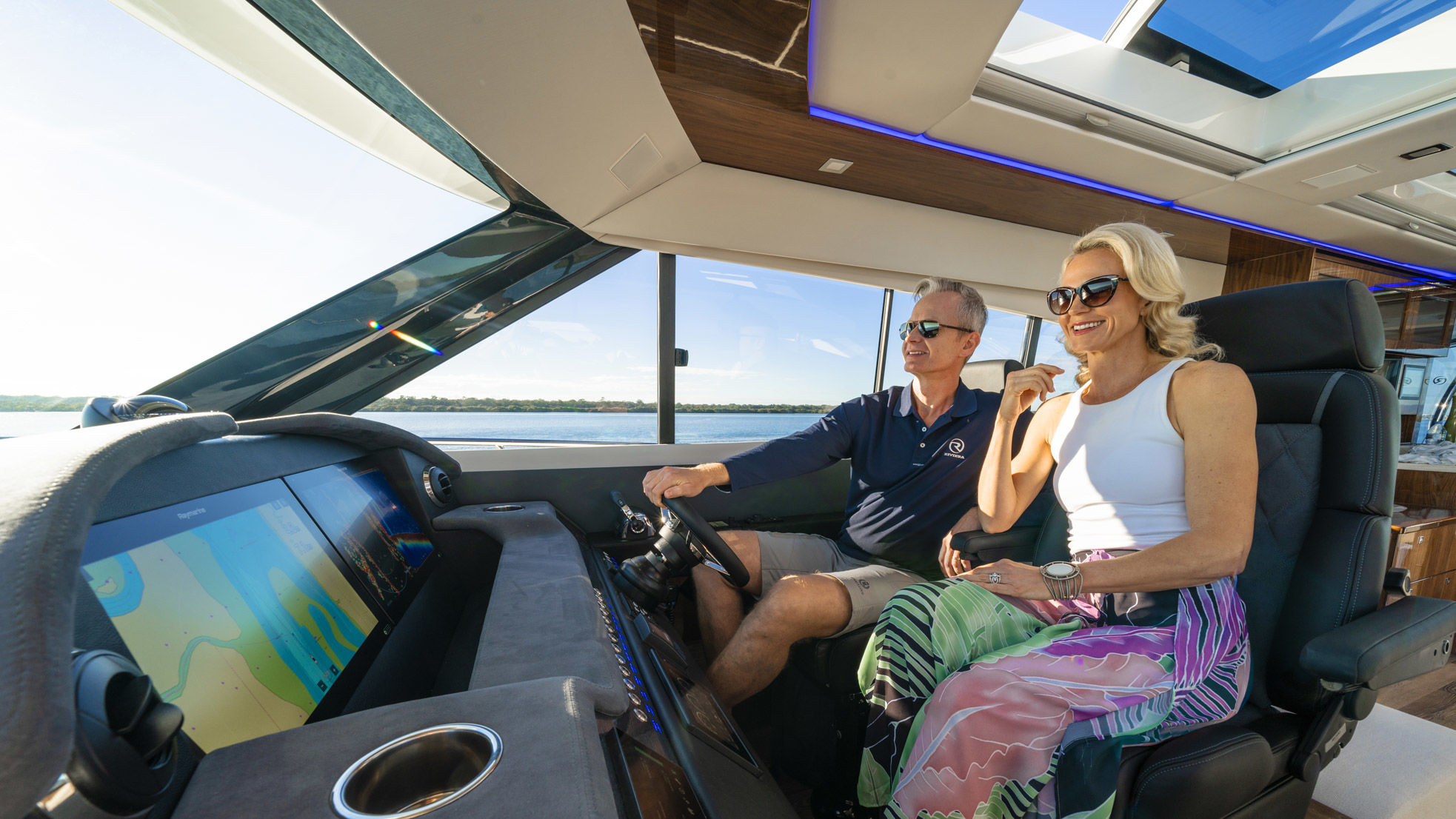 Riviera 6000 SY – Riviera 6000 Sport Yacht Platinum Edition Helm 03