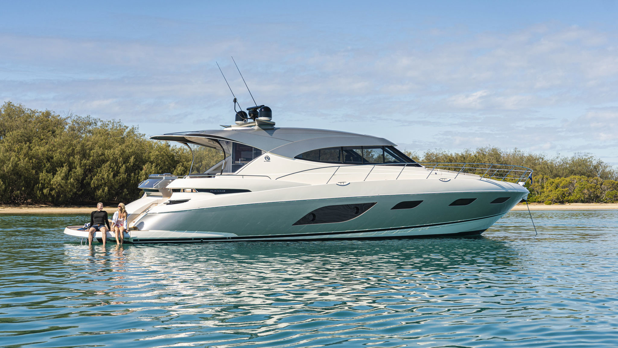 Riviera 6000 SY – Riviera 6000 Sport Yacht Platinum Edition Lifestyle 05