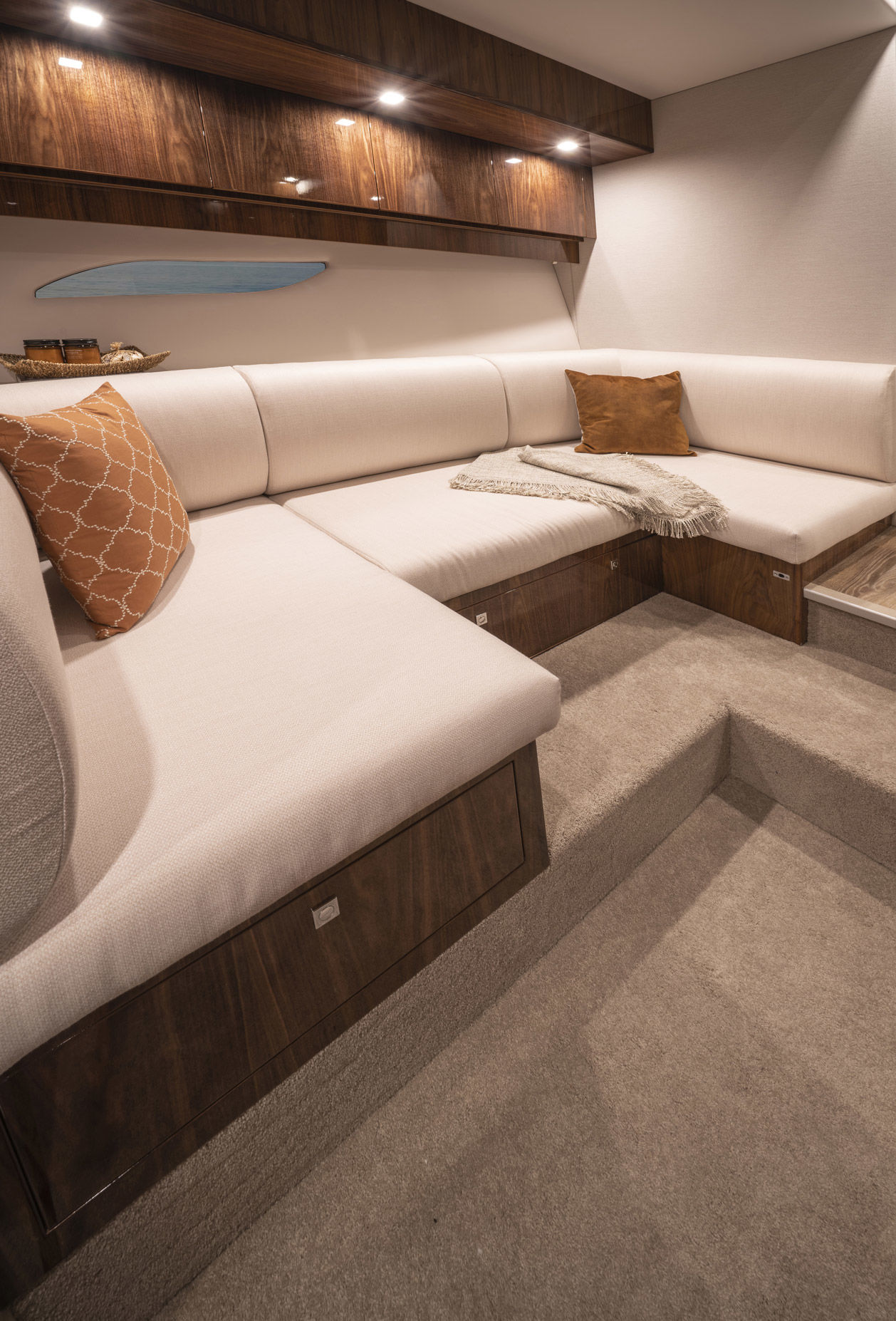 Riviera 6000 SY – Riviera 6000 Sport Yacht Platinum Edition Lower Lounge 01