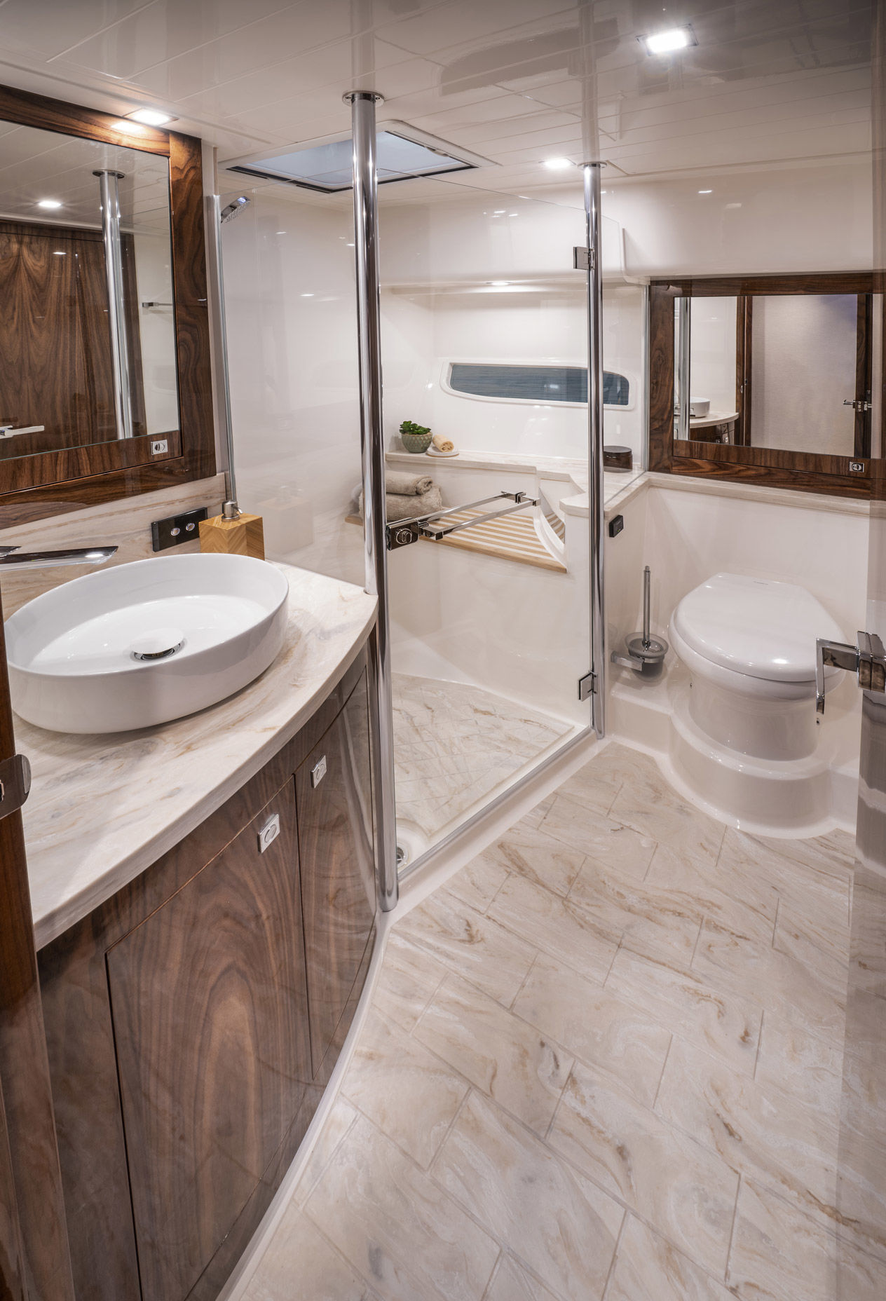 Riviera 6000 SY – Riviera 6000 Sport Yacht Platinum Edition Starboard Dayhead 01