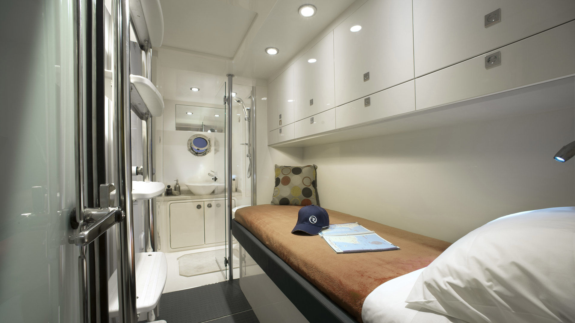 Riviera 6000 SY – Riviera 6000 Sport Yacht Presidential Crew Cabin R
