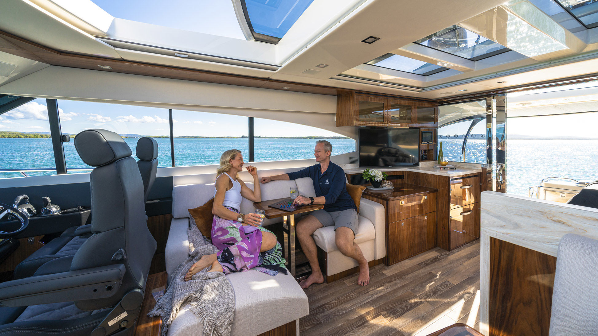 Riviera 6000 SY – Riviera 6000 Sprt Yacht Platinum Edition Lounge 02