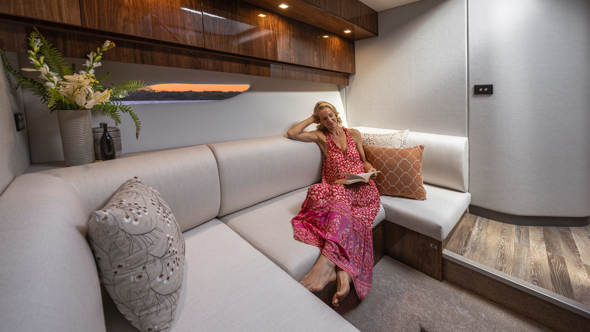 Riviera 6000 SY – Riviera 6000 Sprt Yacht Platinum Edition Lower Lounge 01