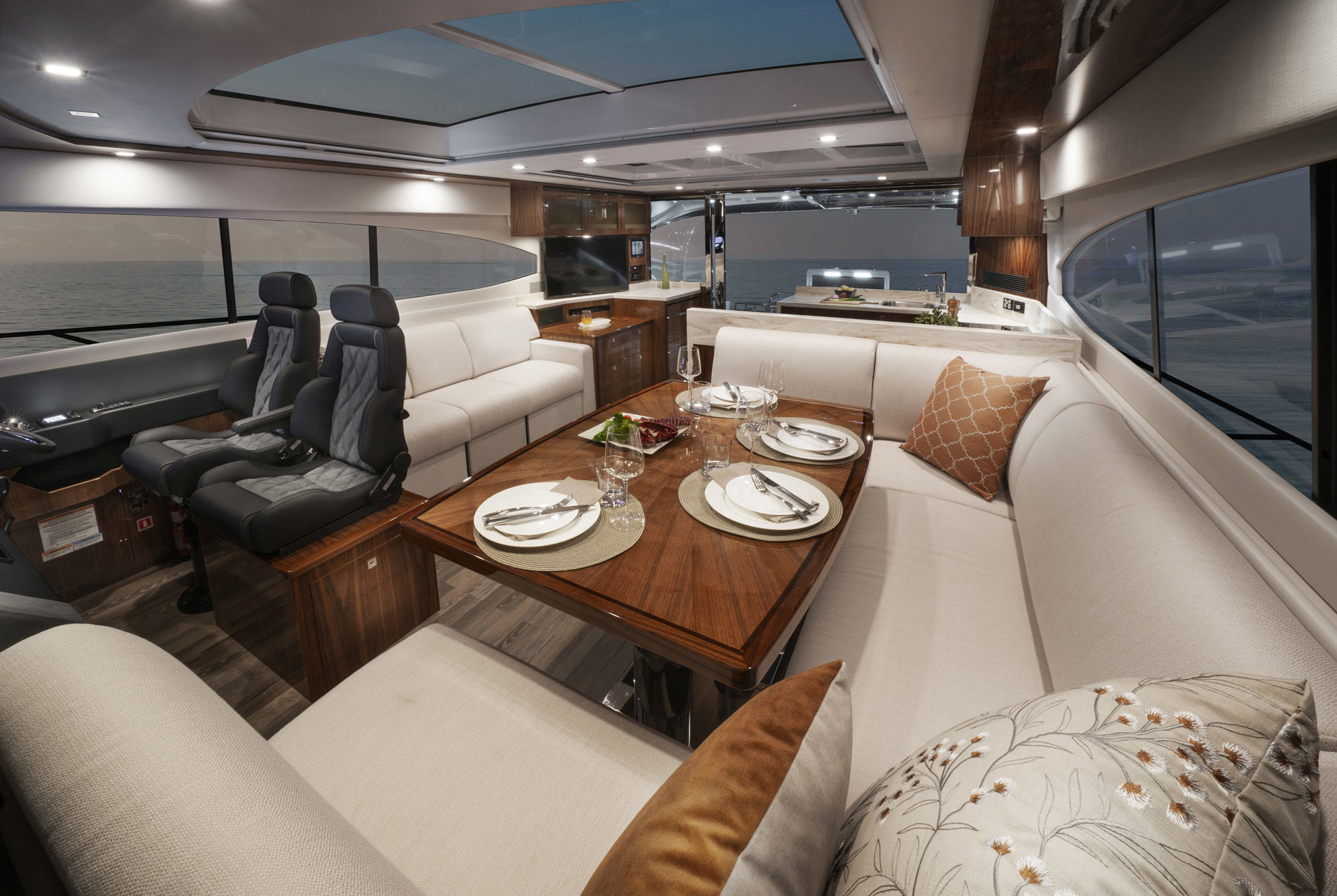 Riviera 6000 SY – Riviera 6000 Sprt Yacht Platinum Edition Saloon 01