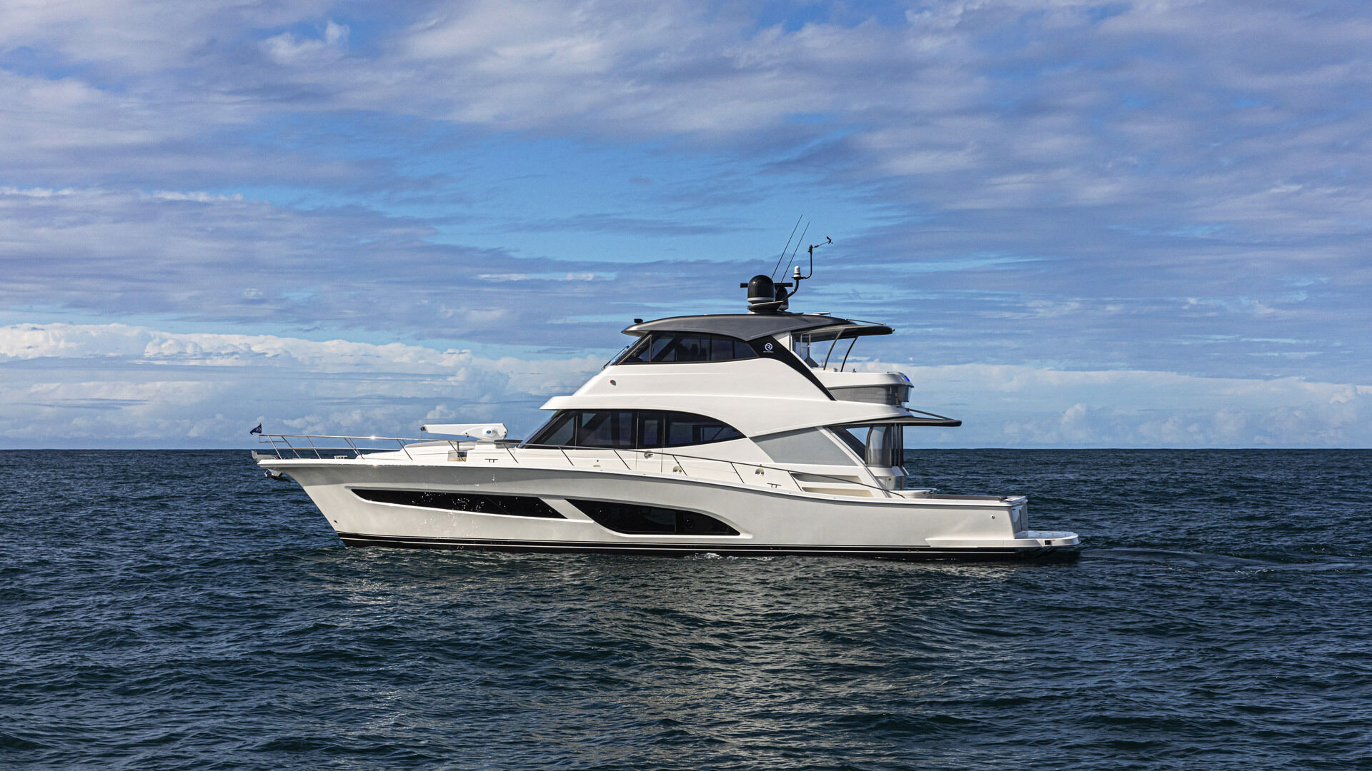 Riviera 64 SMY – Riviera 64 Sports Motor Yacht Cruising 01