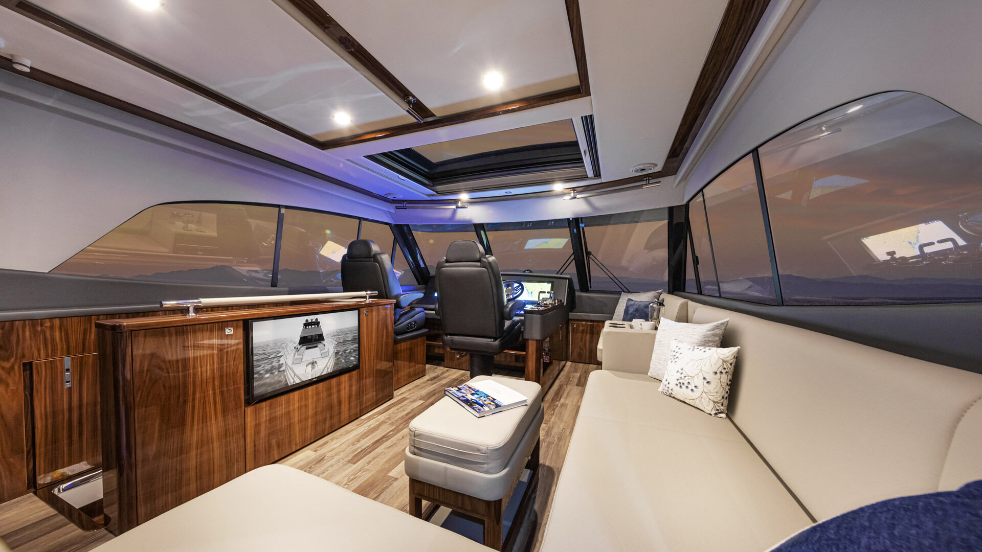 Riviera 64 SMY – Riviera 64 Sports Motor Yacht Flybridge 01