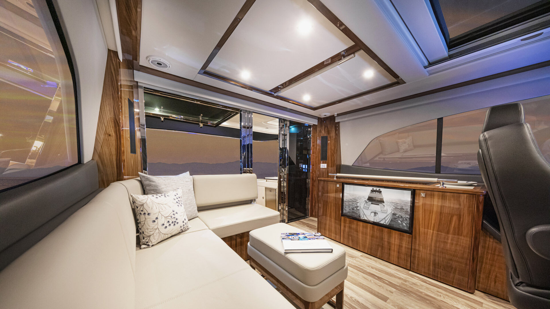 Riviera 64 SMY – Riviera 64 Sports Motor Yacht Flybridge 02