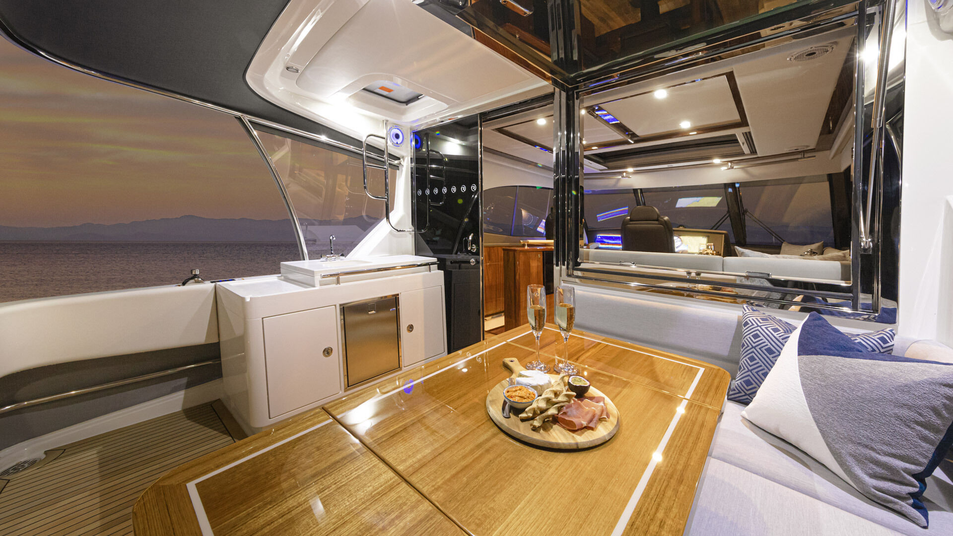 Riviera 64 SMY – Riviera 64 Sports Motor Yacht Flybridge Aft deck 01