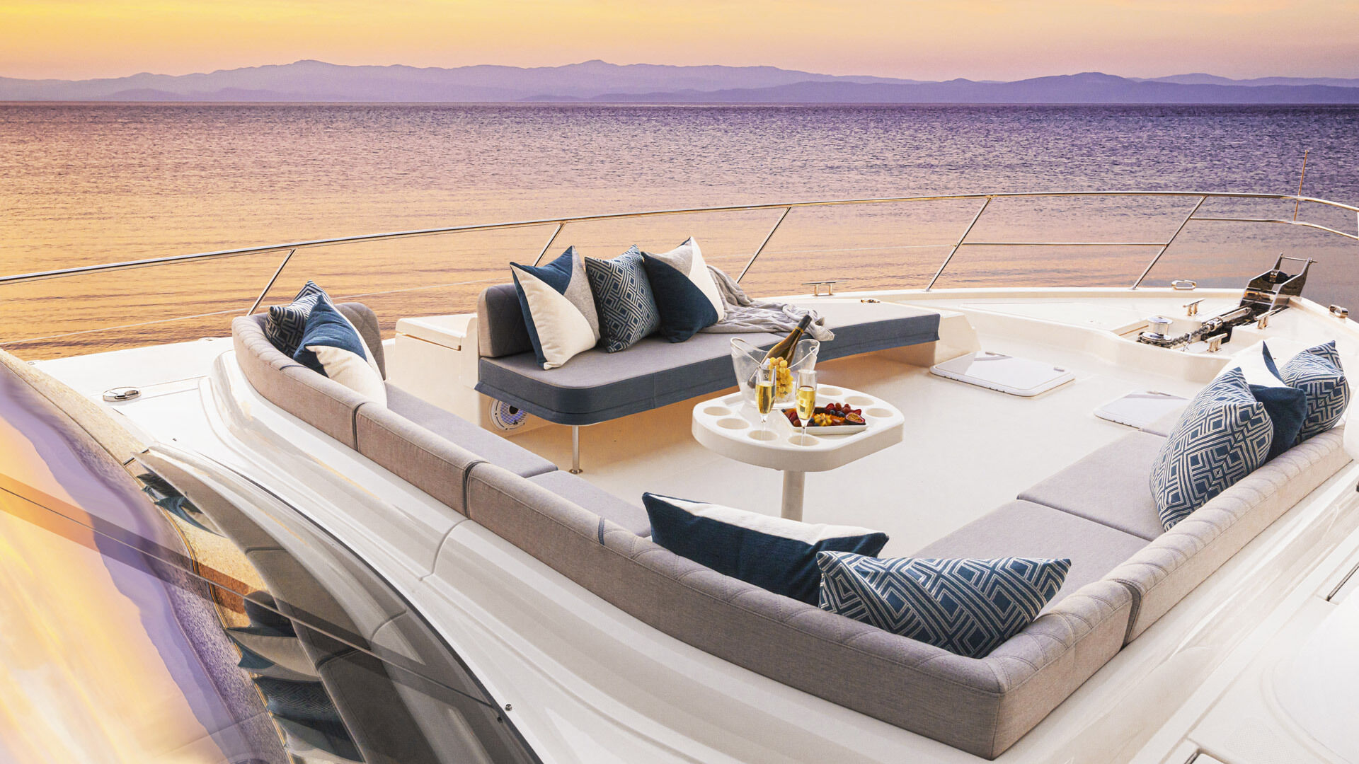 Riviera 64 SMY – Riviera 64 Sports Motor Yacht Foredeck 01
