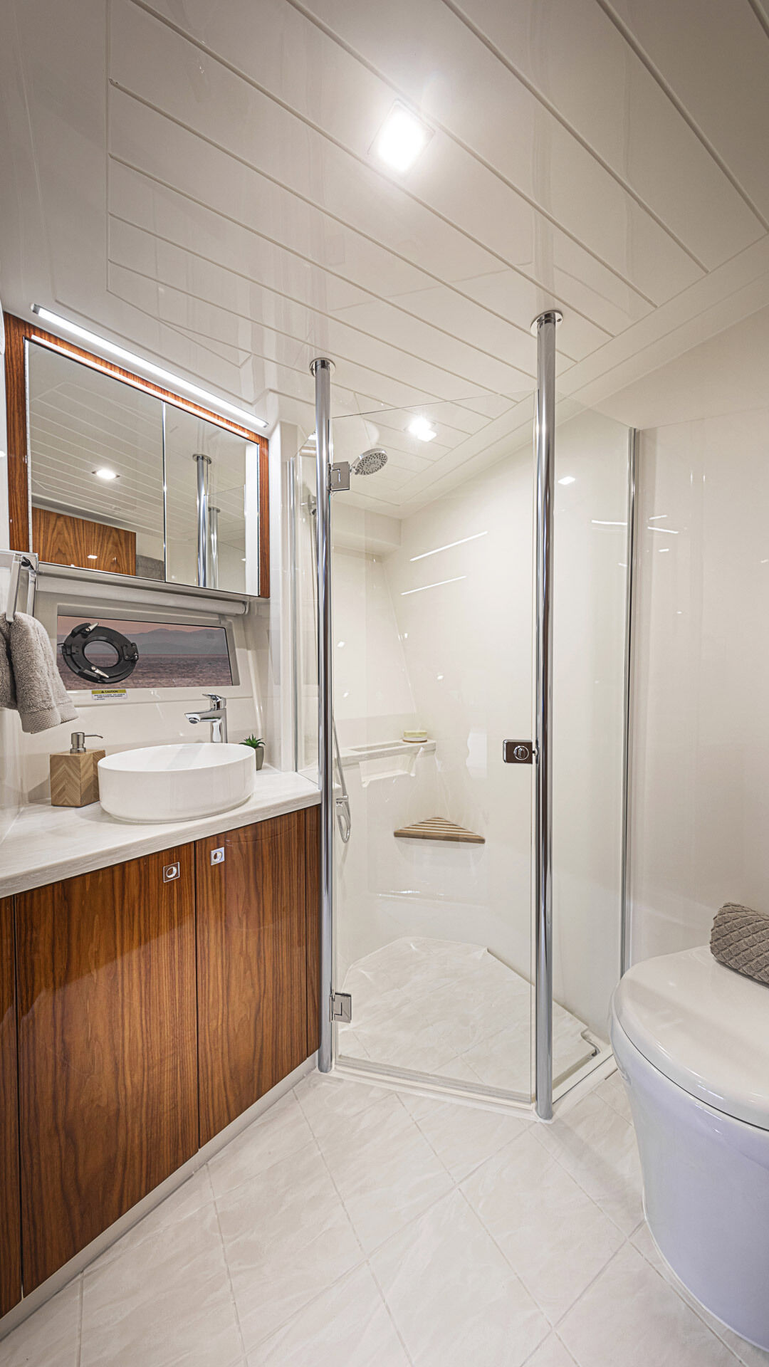 Riviera 64 SMY – Riviera 64 Sports Motor Yacht Forward VIP Ensuite 01
