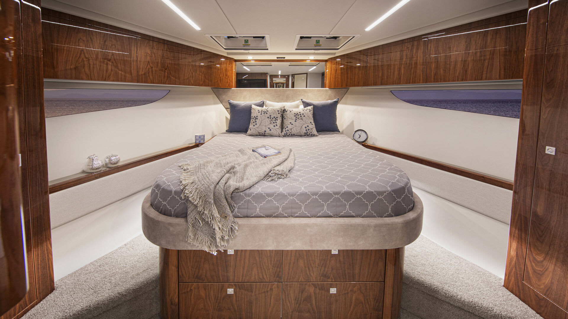 Riviera 64 SMY – Riviera 64 Sports Motor Yacht Forward VIP Stateroom 01