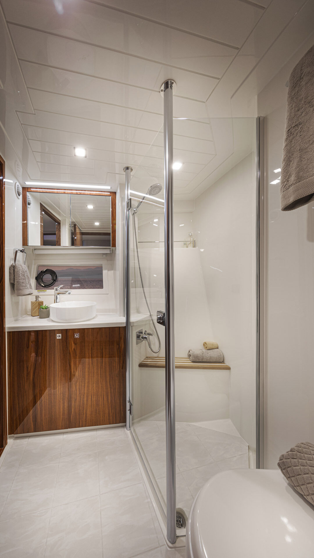 Riviera 64 SMY – Riviera 64 Sports Motor Yacht Guest Ensuite and Dayhead 01