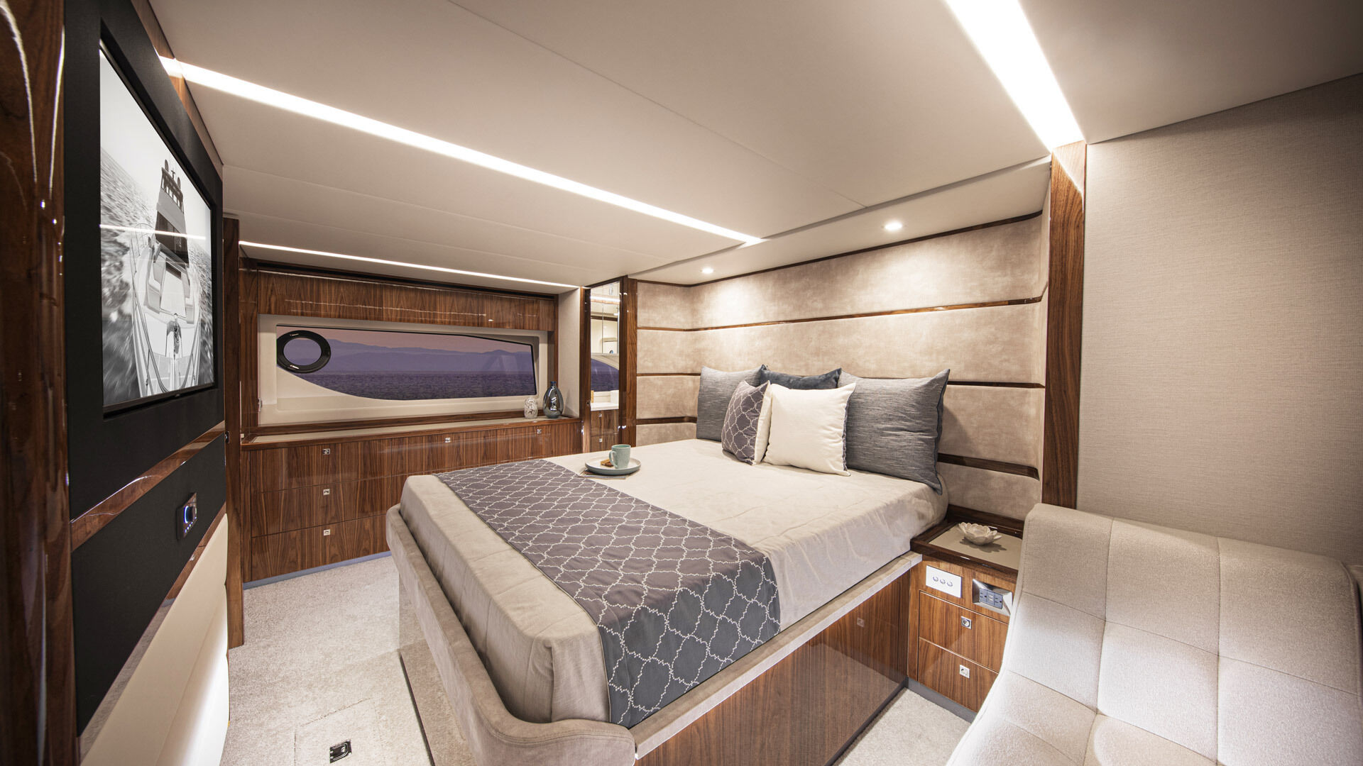 Riviera 64 SMY – Riviera 64 Sports Motor Yacht Master Stateroom 01