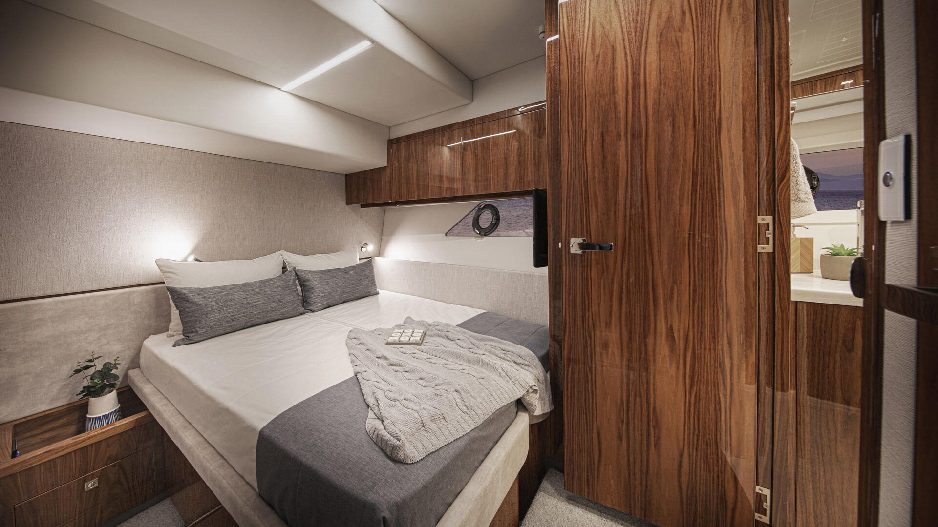 Riviera 64 SMY – Riviera 64 Sports Motor Yacht Port Stateroom 01