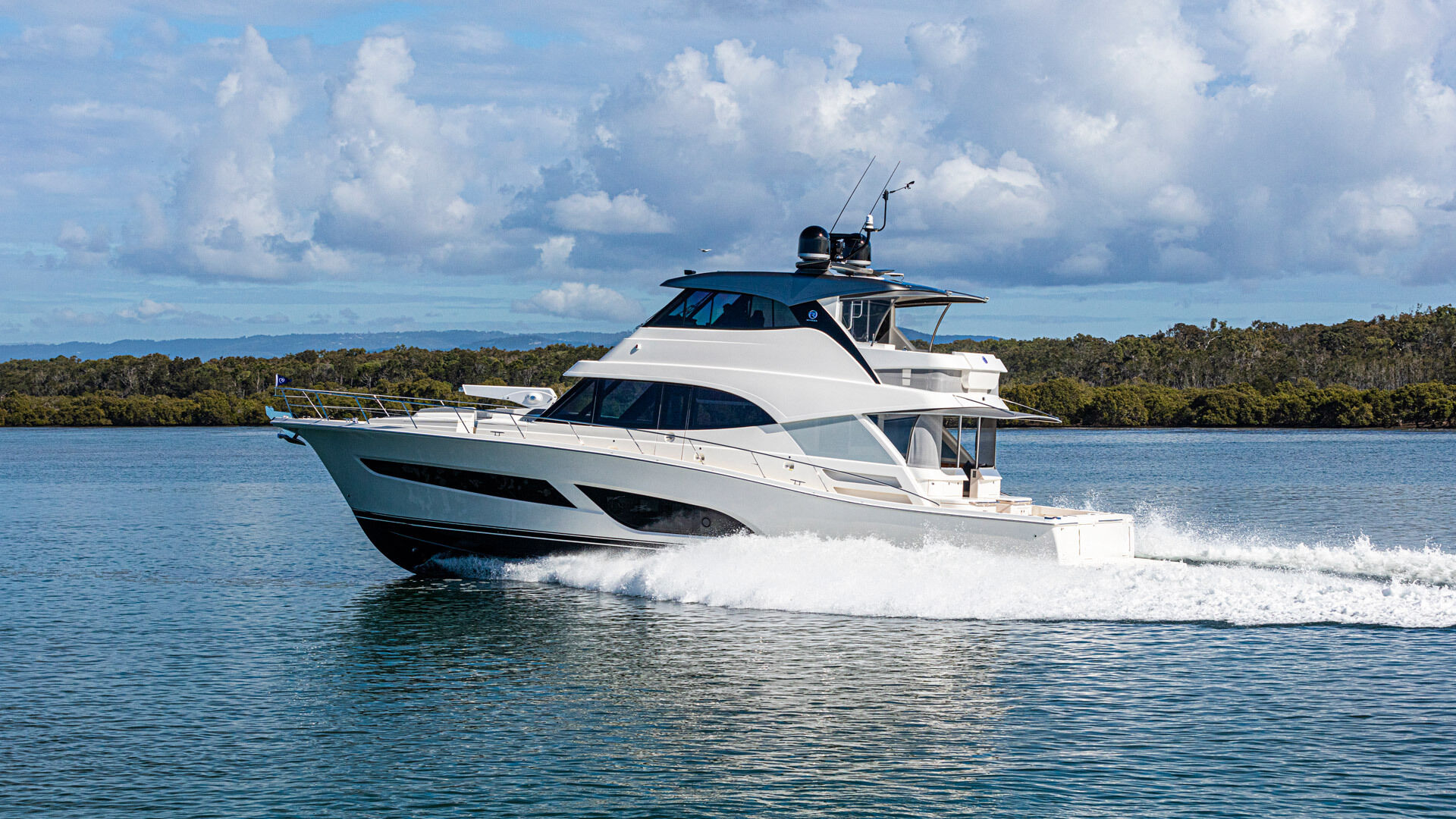Riviera 64 SMY running shot