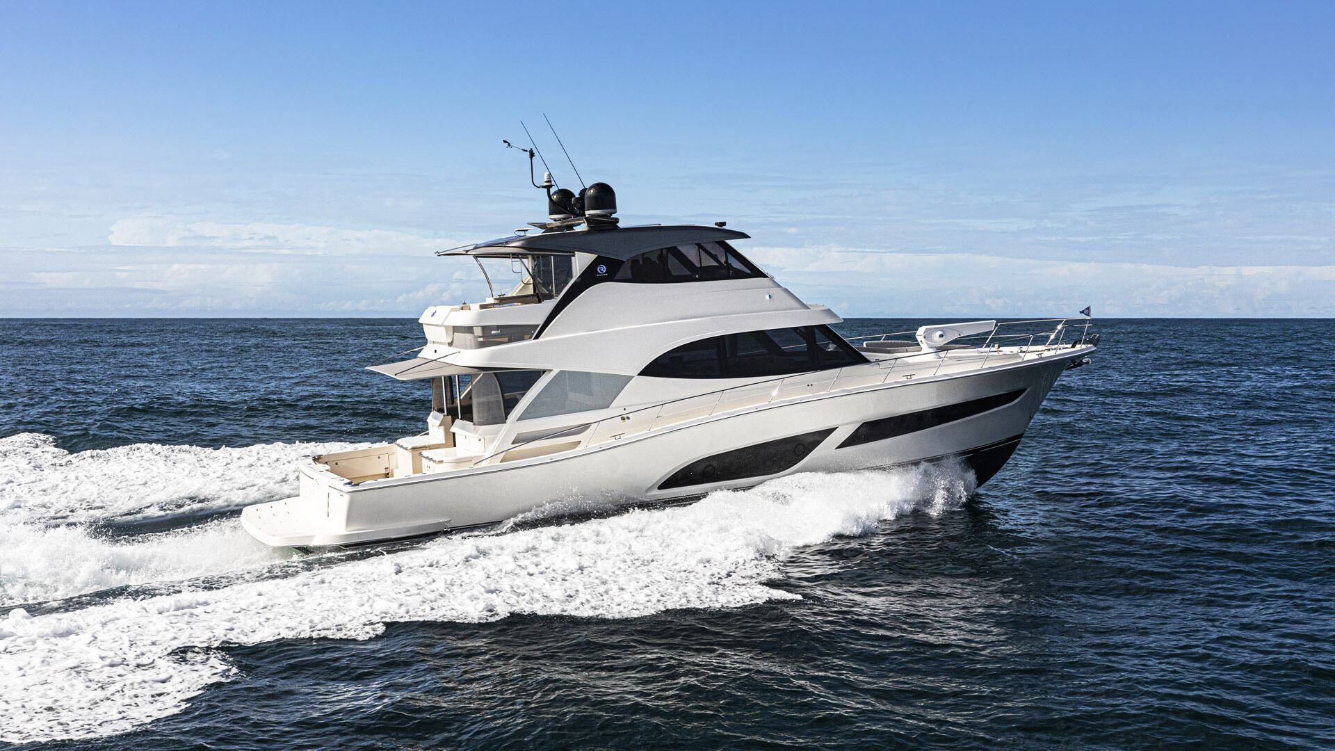 Riviera 64 SMY – Riviera 64 Sports Motor Yacht Running 05